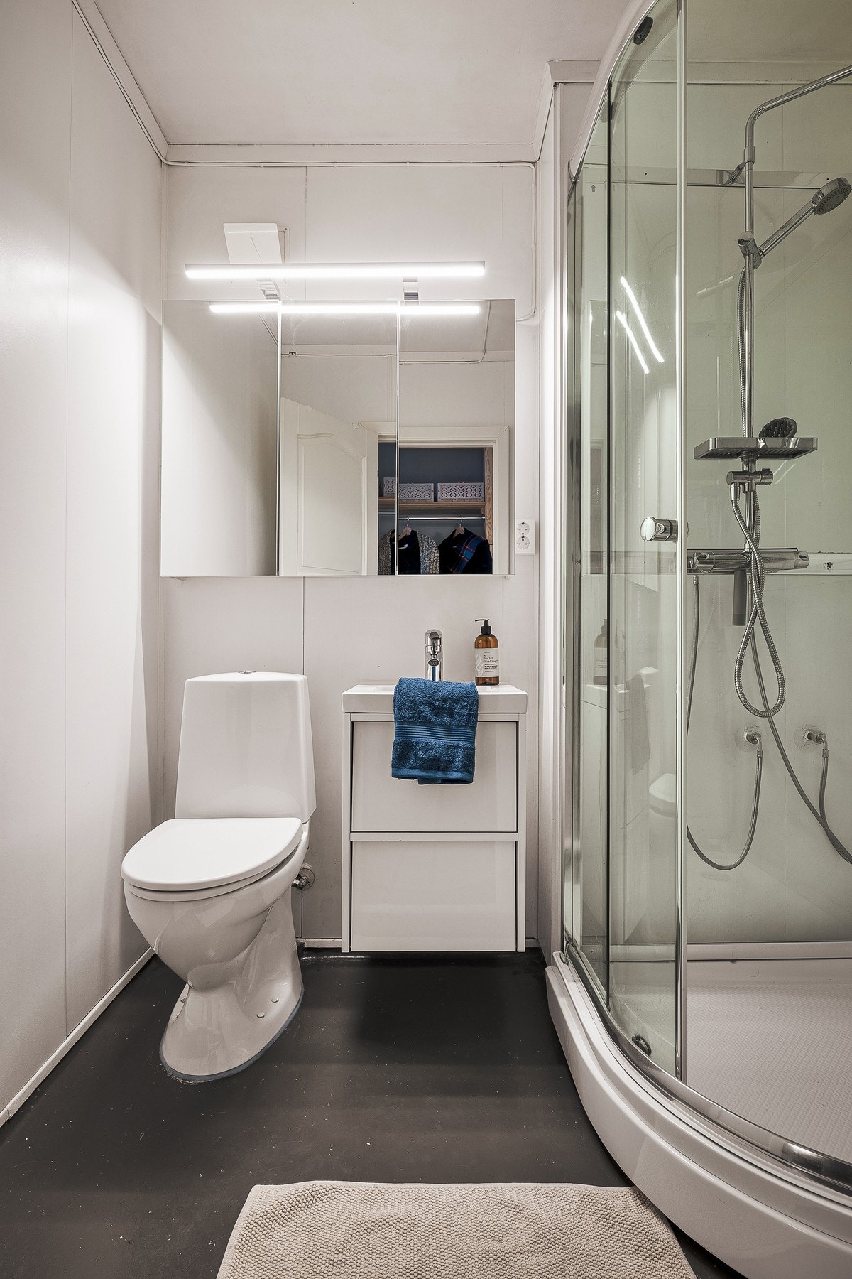 Bad på ca. 3 kvm med malt betonggulv og malte, platekledde flater på vegger samt i himling Galleribilde