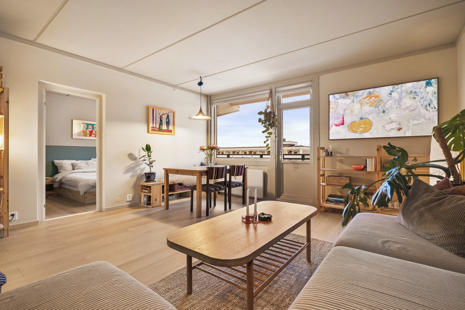 Med sin gode planløsning er stuen enkel å innrede med sofakrok og spisebord Galleribilde