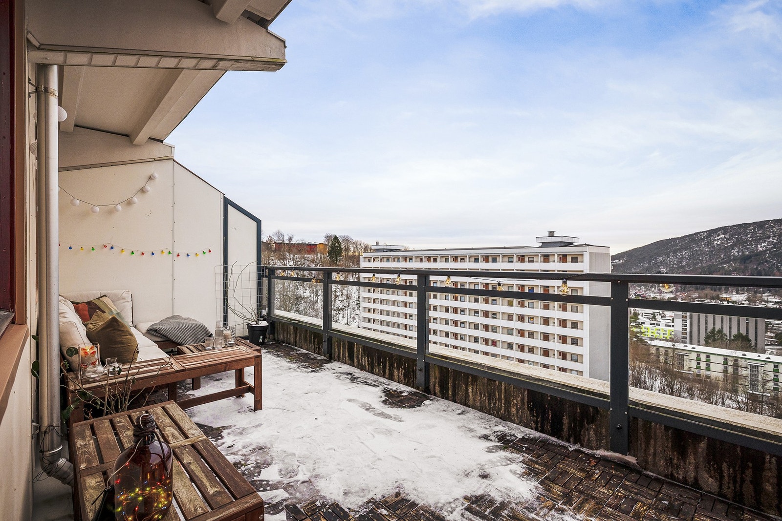 Altanen har gode solforhold med ettermiddag- og kveldssol til ca. 23:00 midtsommers Galleribilde