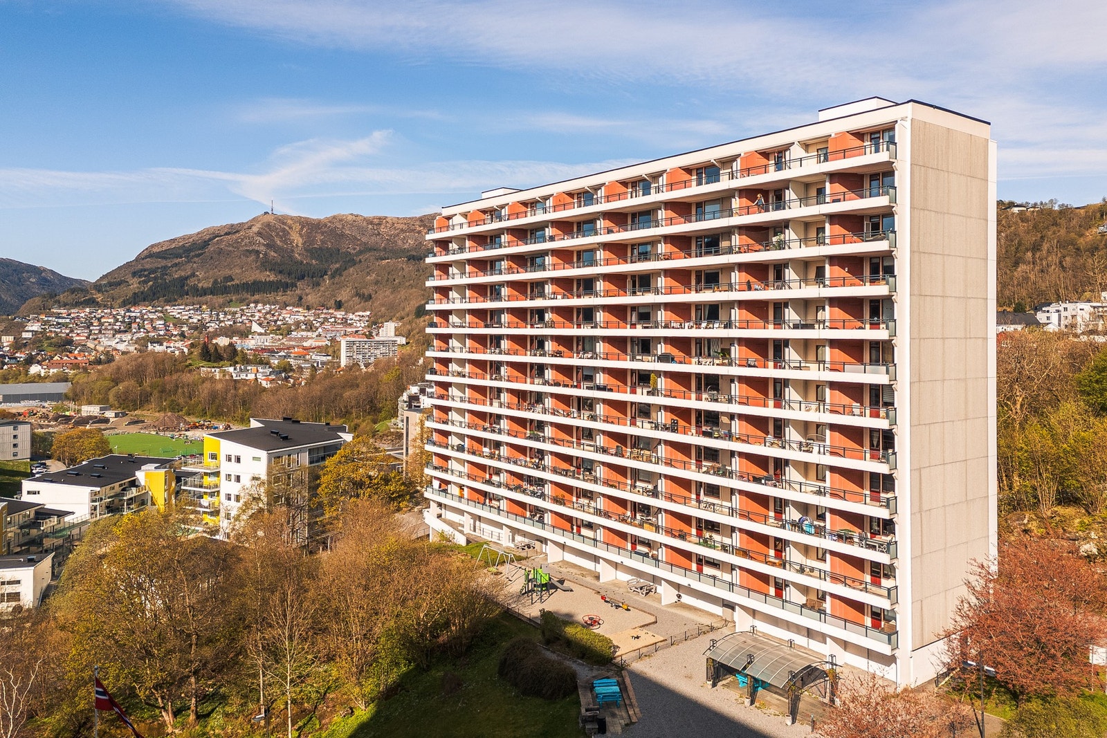 Borettslaget beskrives som svært profesjonelt driftsmessig og at de tar vedlikeholdet på alvor. Ellers beskrives naboene som svært hyggelige som bryr seg om hverandre: en fin miks av ulike generasjoner Galleribilde