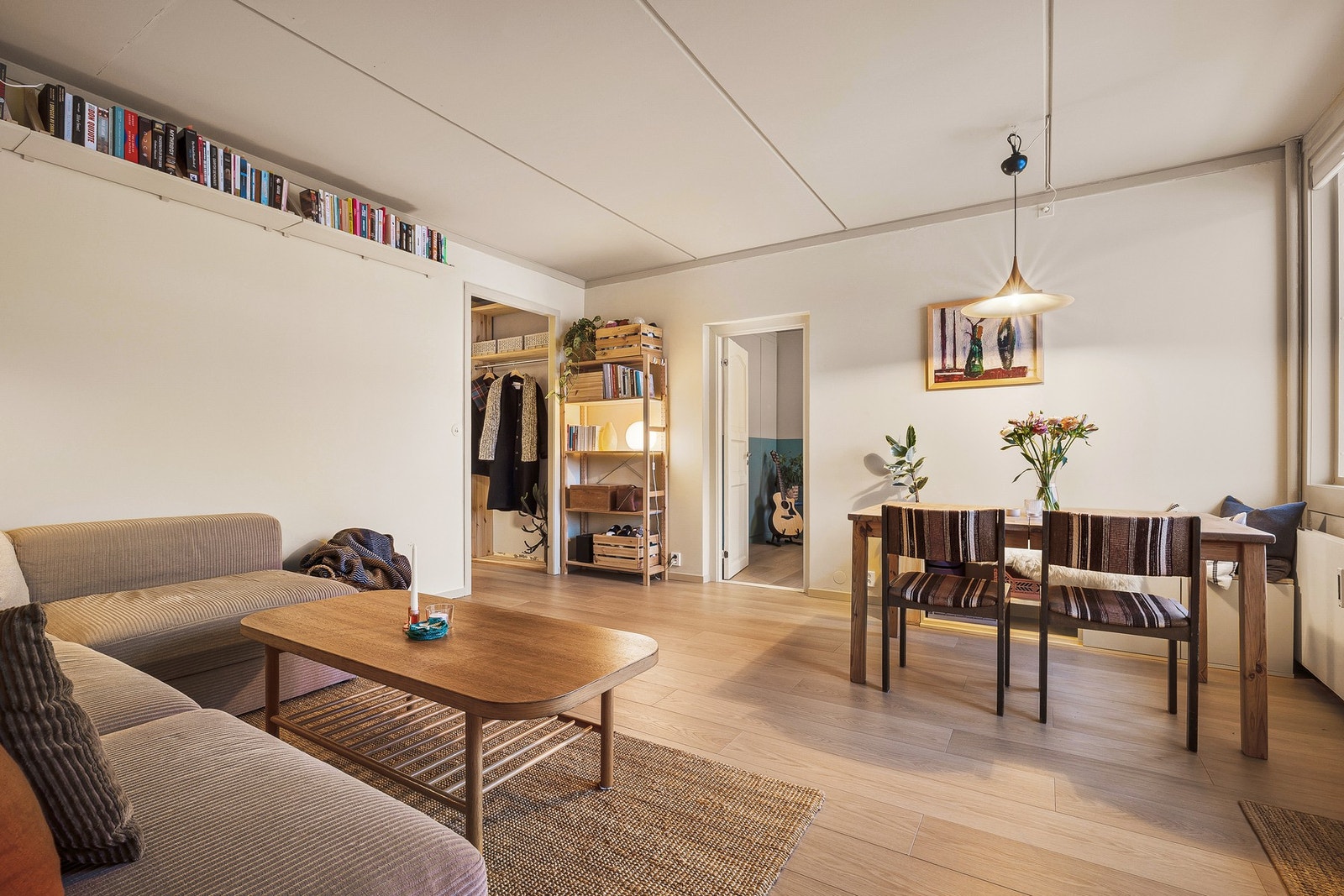 Leiligheten har gjennomgående 1-stavs laminat på gulvene fra 2025 Galleribilde