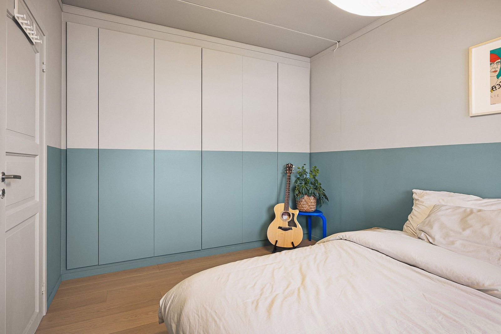 Rommet er utstyrt med innebygget garderobeskap som gir gode og praktiske
oppbevaringsløsninge Galleribilde