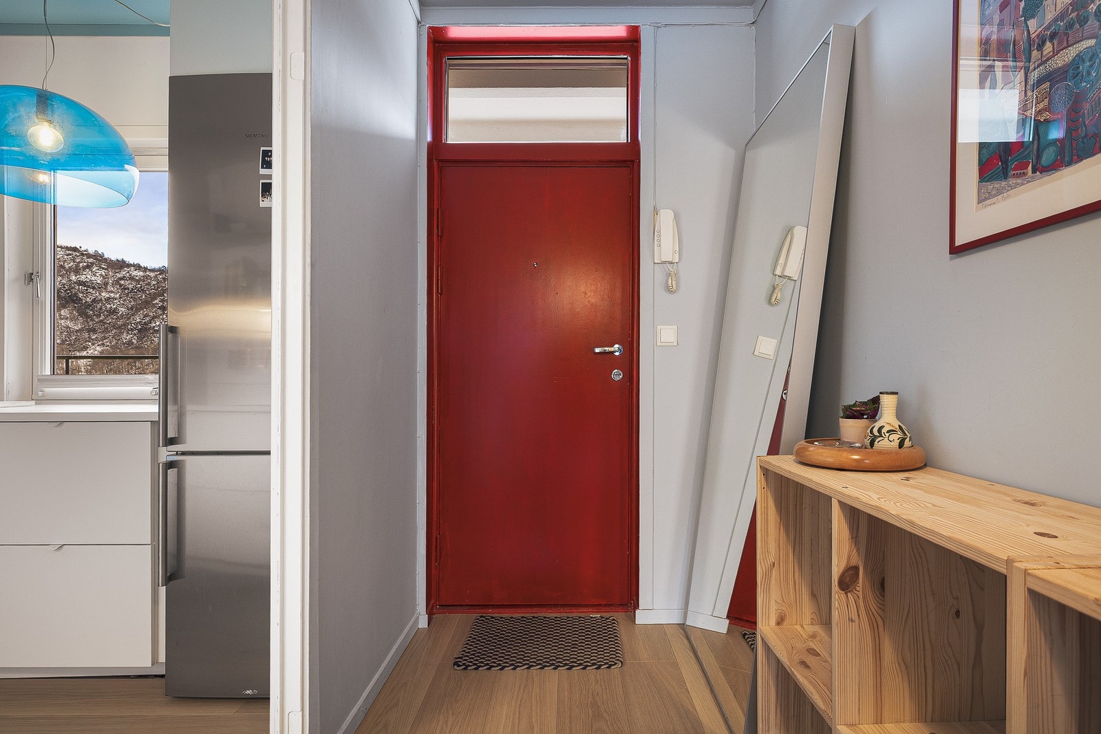 Leiligheten har en romslig og innbydende entre med plass til å henge fra seg yttertøy Galleribilde