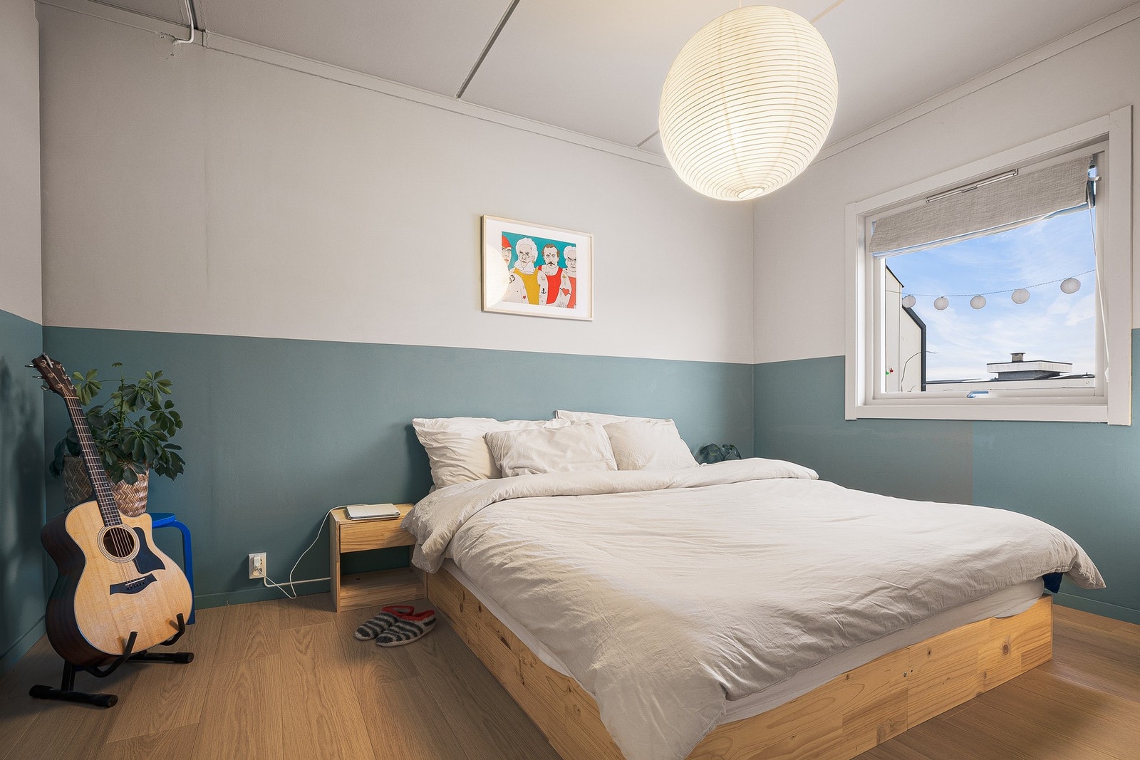 Soverom på ca. 13 kvm med godt naturliglysinnslipp og vindu mot utsikten Galleribilde