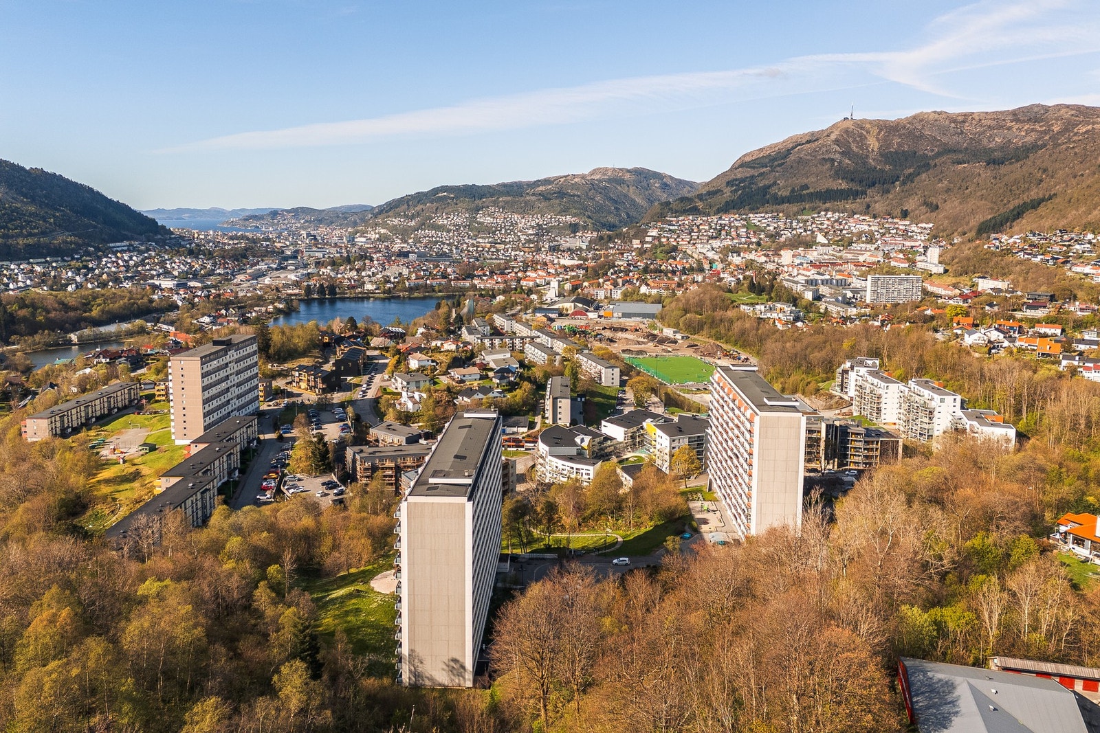 Her har du alt du trenger i hverdagen innen rekkevidde. Busslinje 5 stopper på endestoppet Sletten snuplass, bare fire minutters gange unna, med direkteforbindelse til både Bergen sentrum og Fyllingsdalen Galleribilde