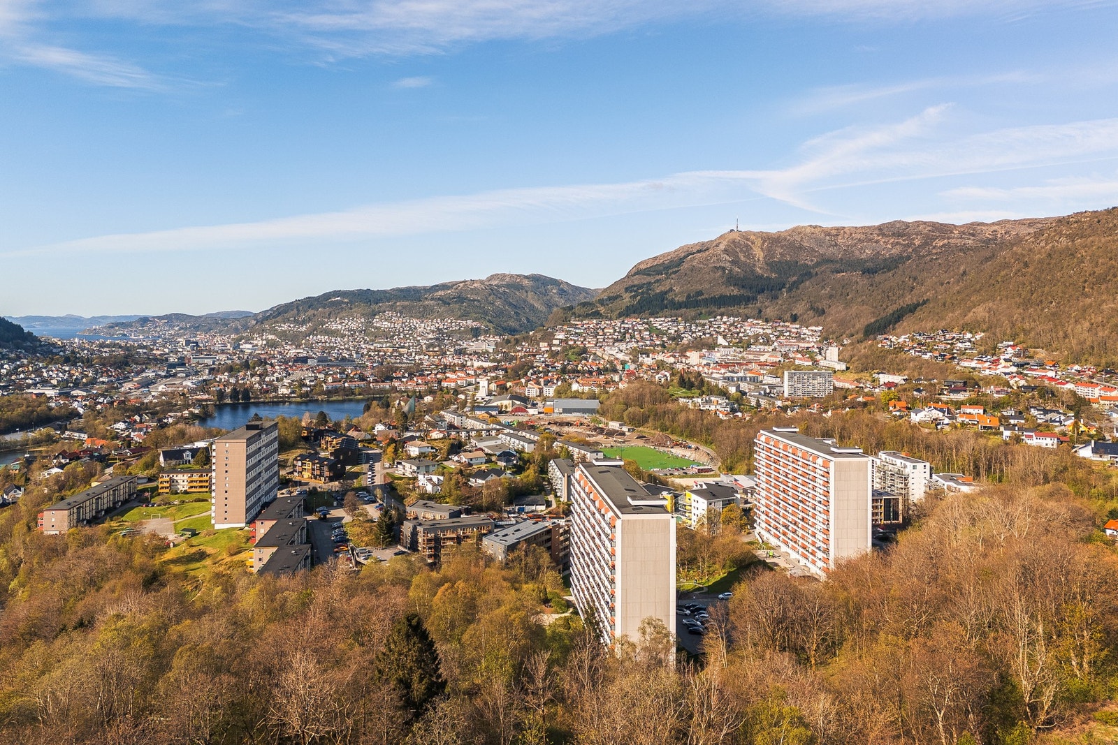 Fra leiligheten er det gangavstand til dagligvarebutikk, skoler, barnehager, busstopp, bybanestopp, turstier og kjøpesenter. Her har du alt du skulle trenge i hverdagen innen kort avstand Galleribilde