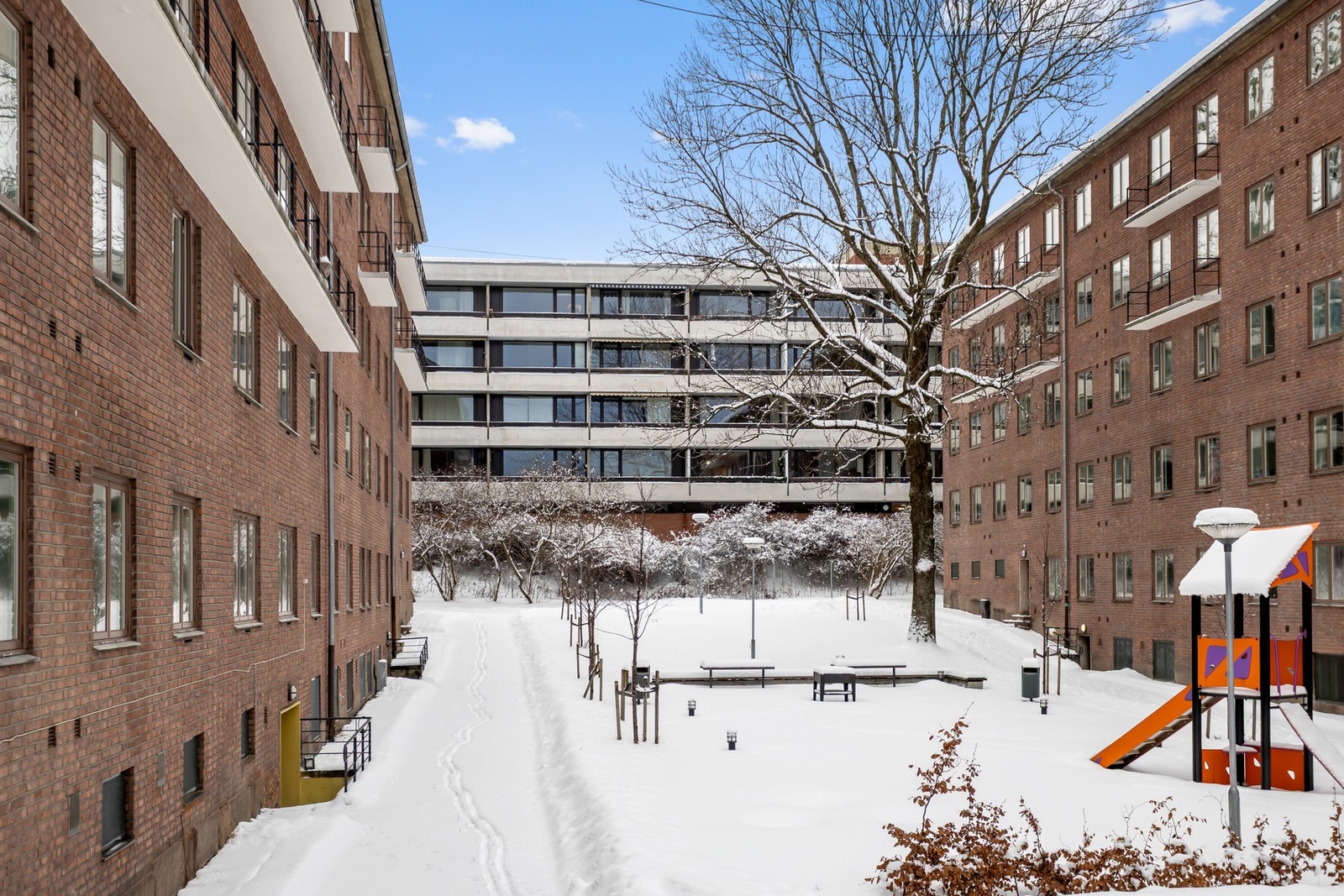 Fellesarealer opparbeidet med asfalterte internveier, plenarealer og diverse beplantning. Galleribilde