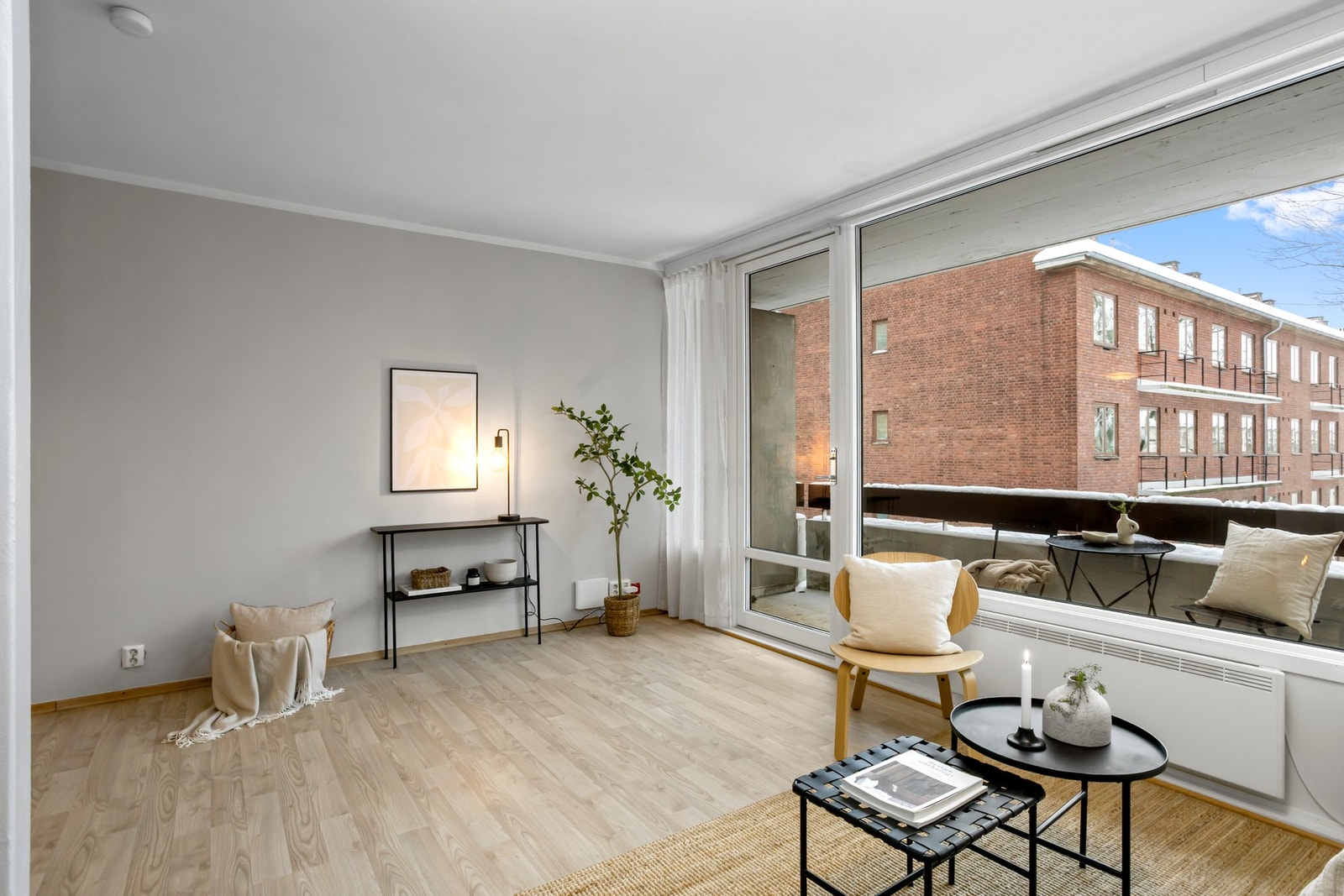 Lys stue med utgang til balkong. Galleribilde