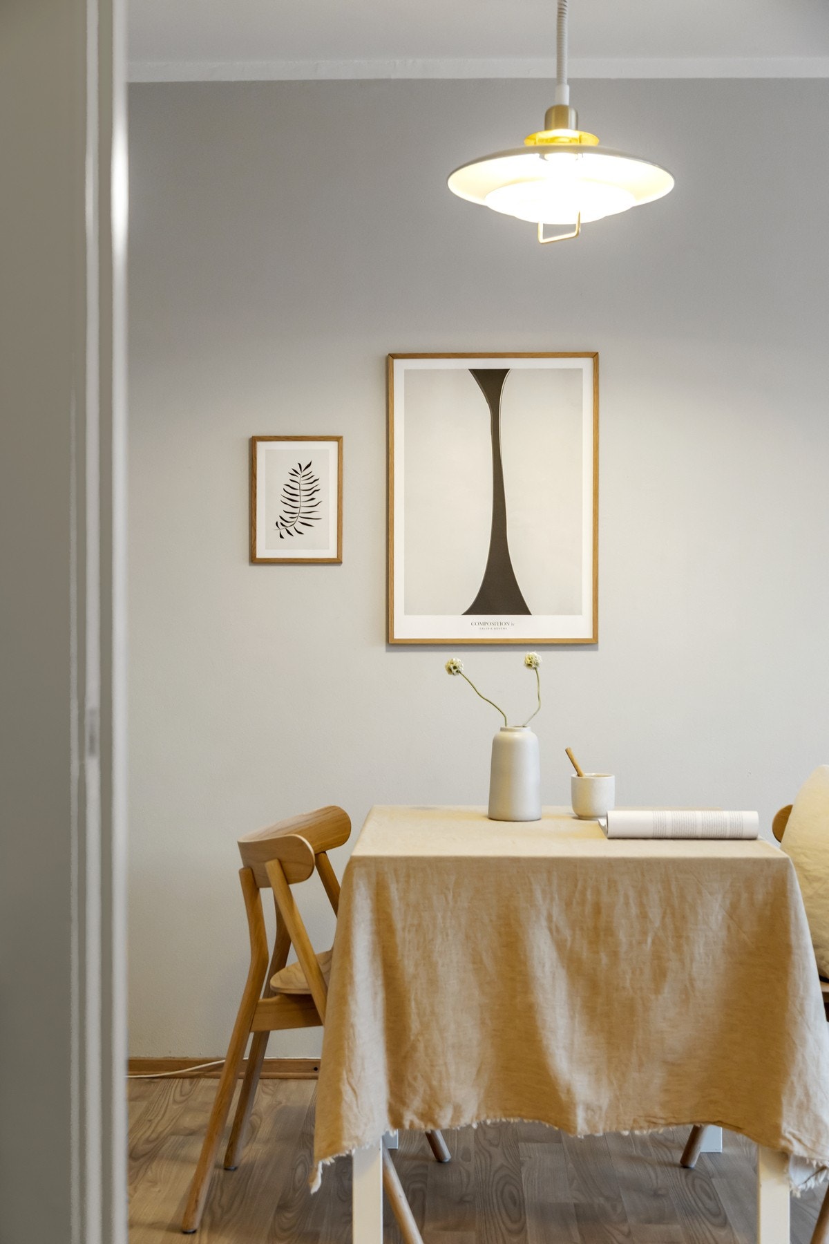 Spisestue med plass til å samles flere rundt bordet. Galleribilde