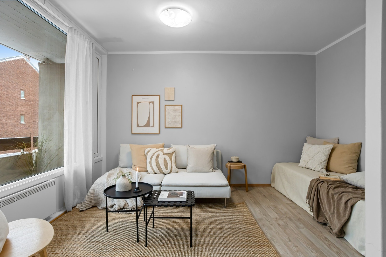 Enkelte beboere har satt opp skillevegg i stuen for å lage en mer skjermet alkoveløsning Galleribilde