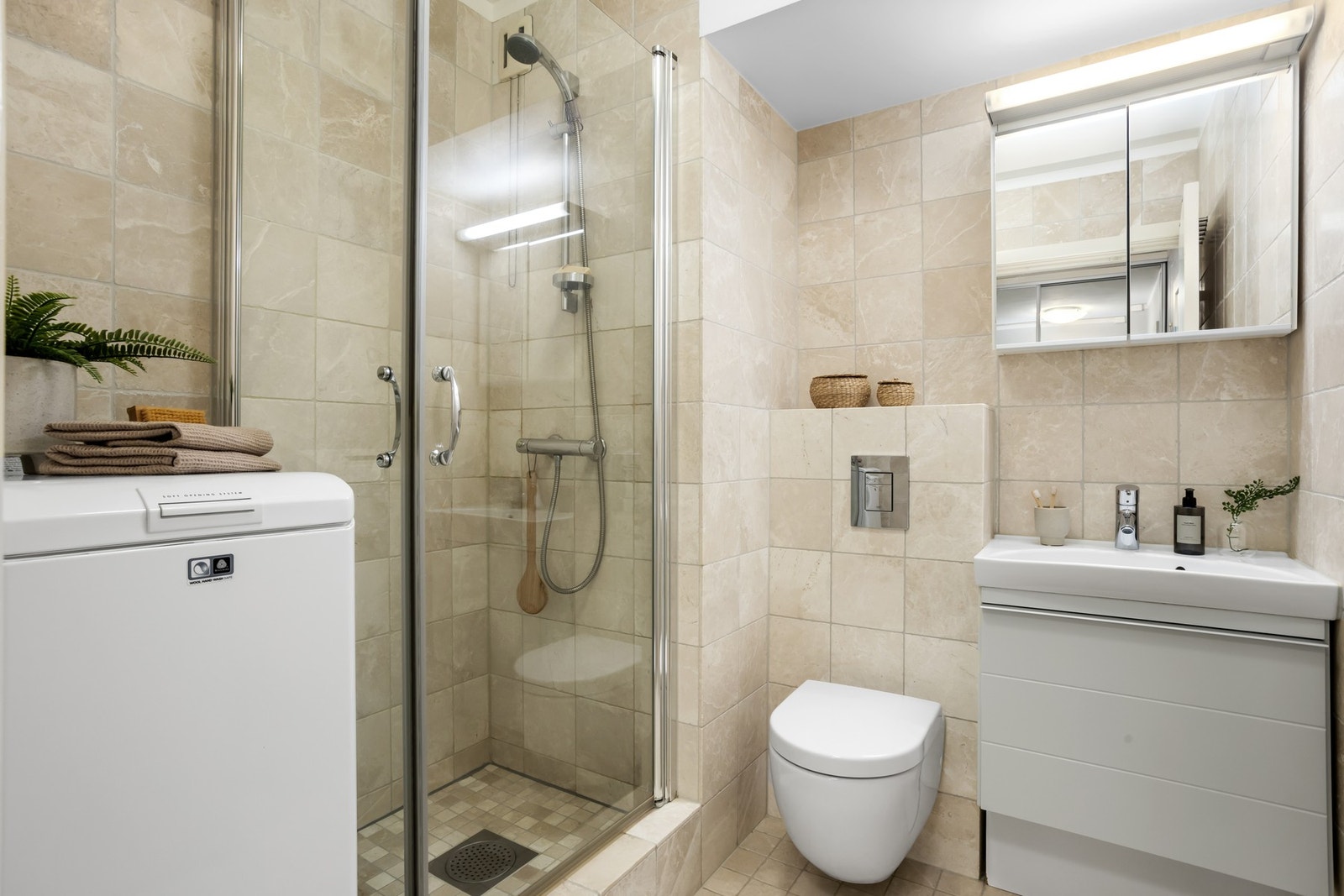 Pent flislagt bad med varme i gulv. Galleribilde