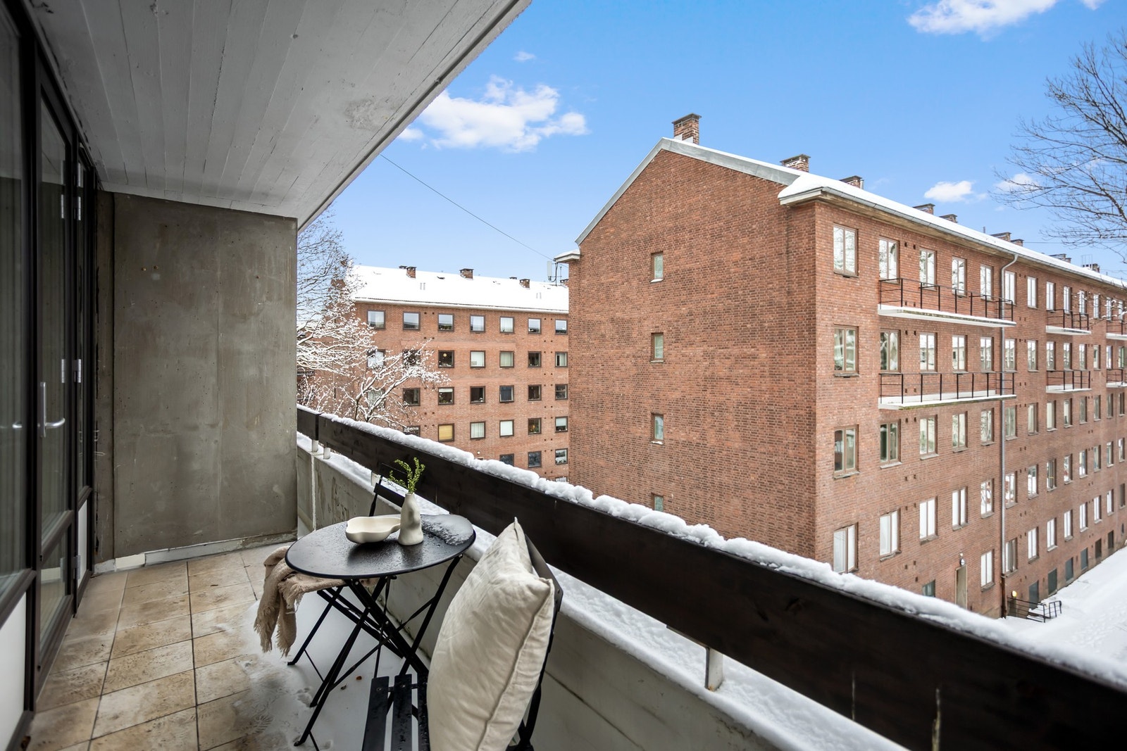 Fra stuen er det utgang til sydvestvendt balkong på 6 kvm. Galleribilde