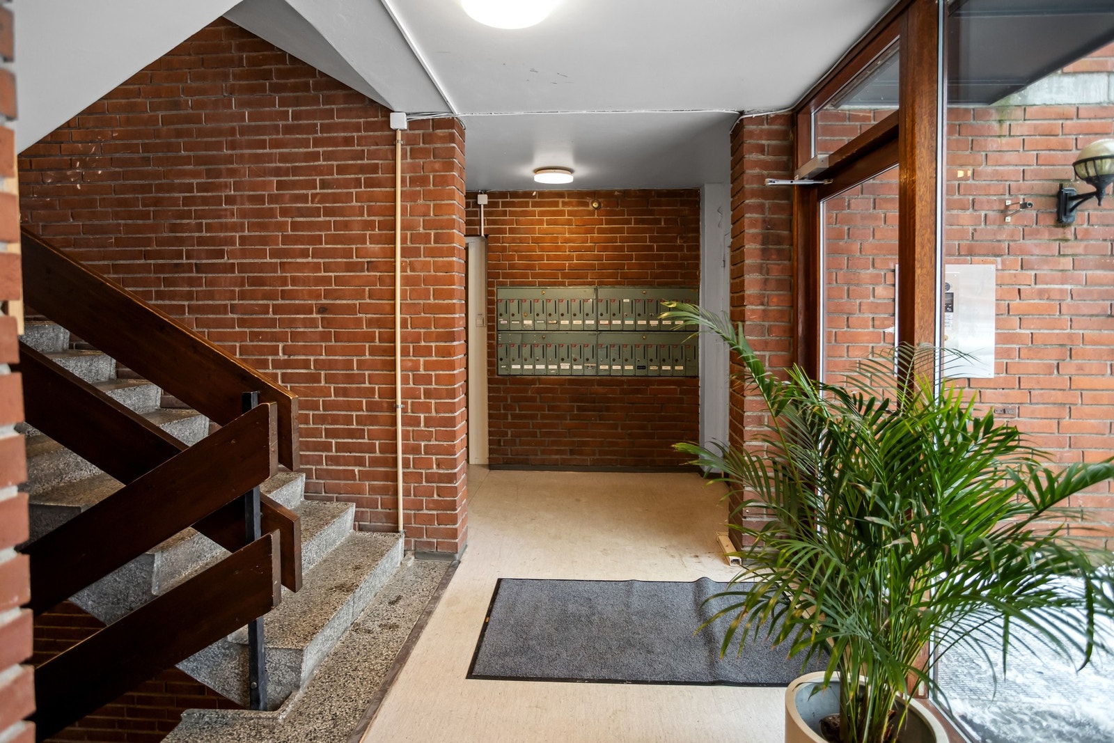 Oppgang med heis og trapp til øvrige etasjer.
Det er fellesvaskeri og felles sykkelbod i kjeller til fri bruk for beboerne. Galleribilde