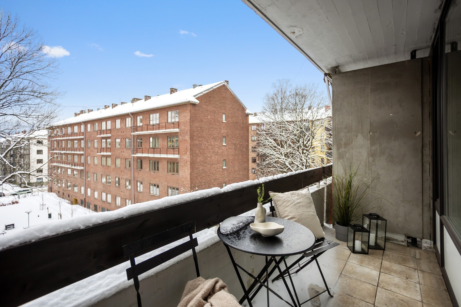 Solrik overbygget balkong. Galleribilde