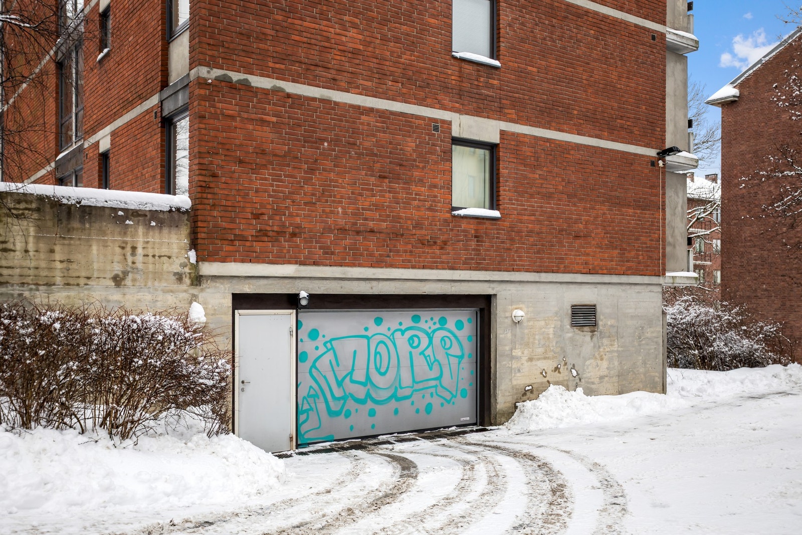 Innkjørsel til garasjen. 1 fast garasjeplass medfølger. Galleribilde