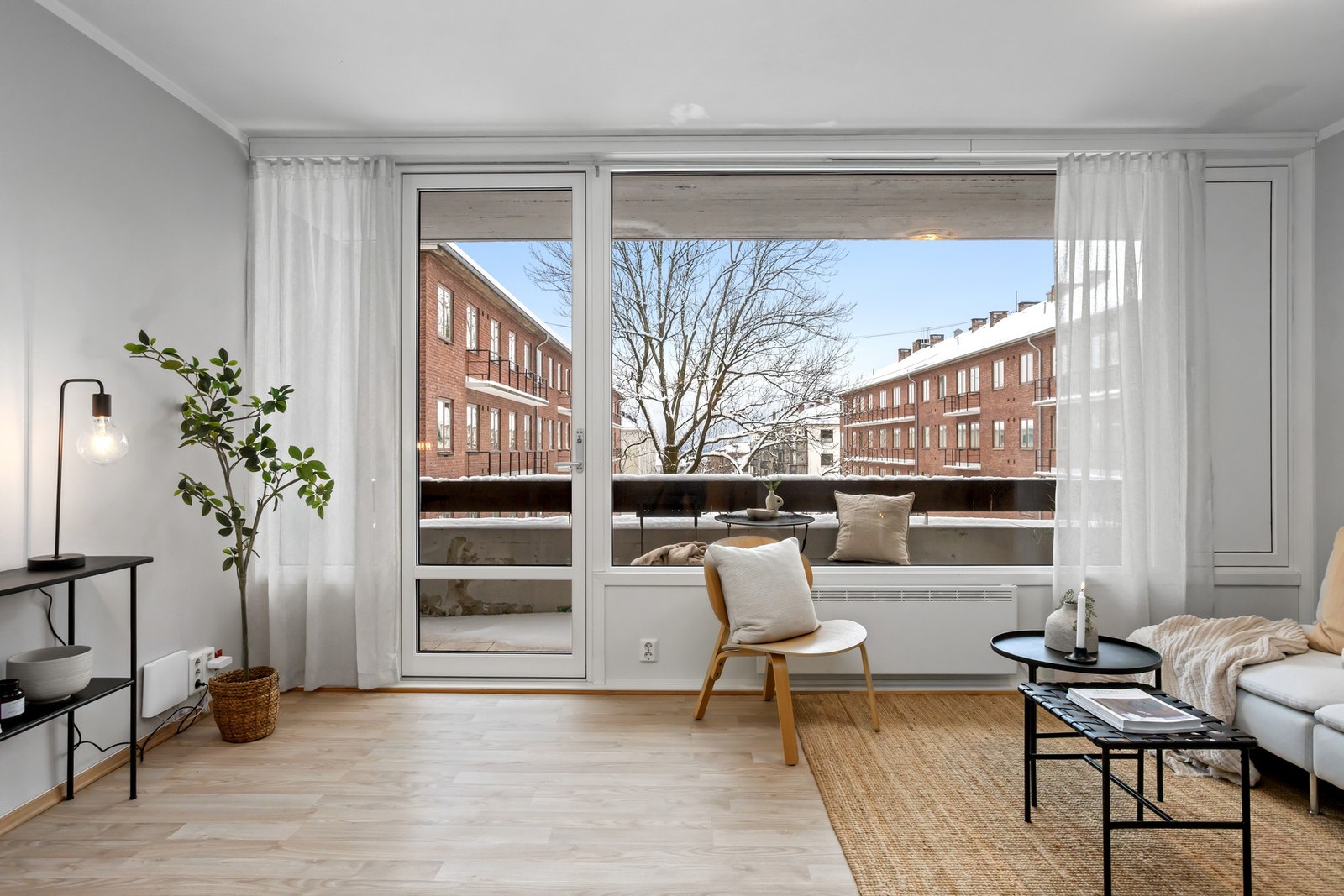 Store vindusflater i stuen gir godt med naturlig lys inn i leiligheten. Galleribilde