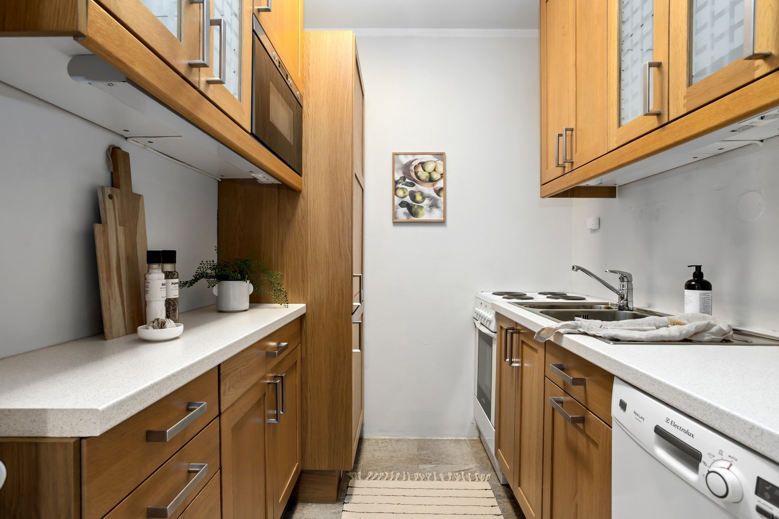 Kjøkken med godt utnyttet plass. Opplegg for oppvaskmaskin. Galleribilde