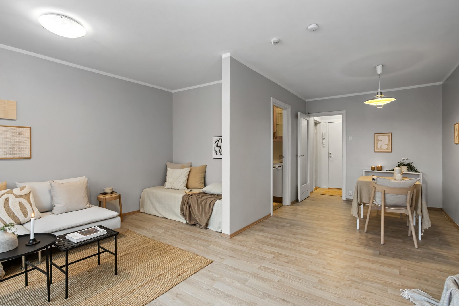 Romslig oppholdsrom med flere muligheter for møblering. Galleribilde