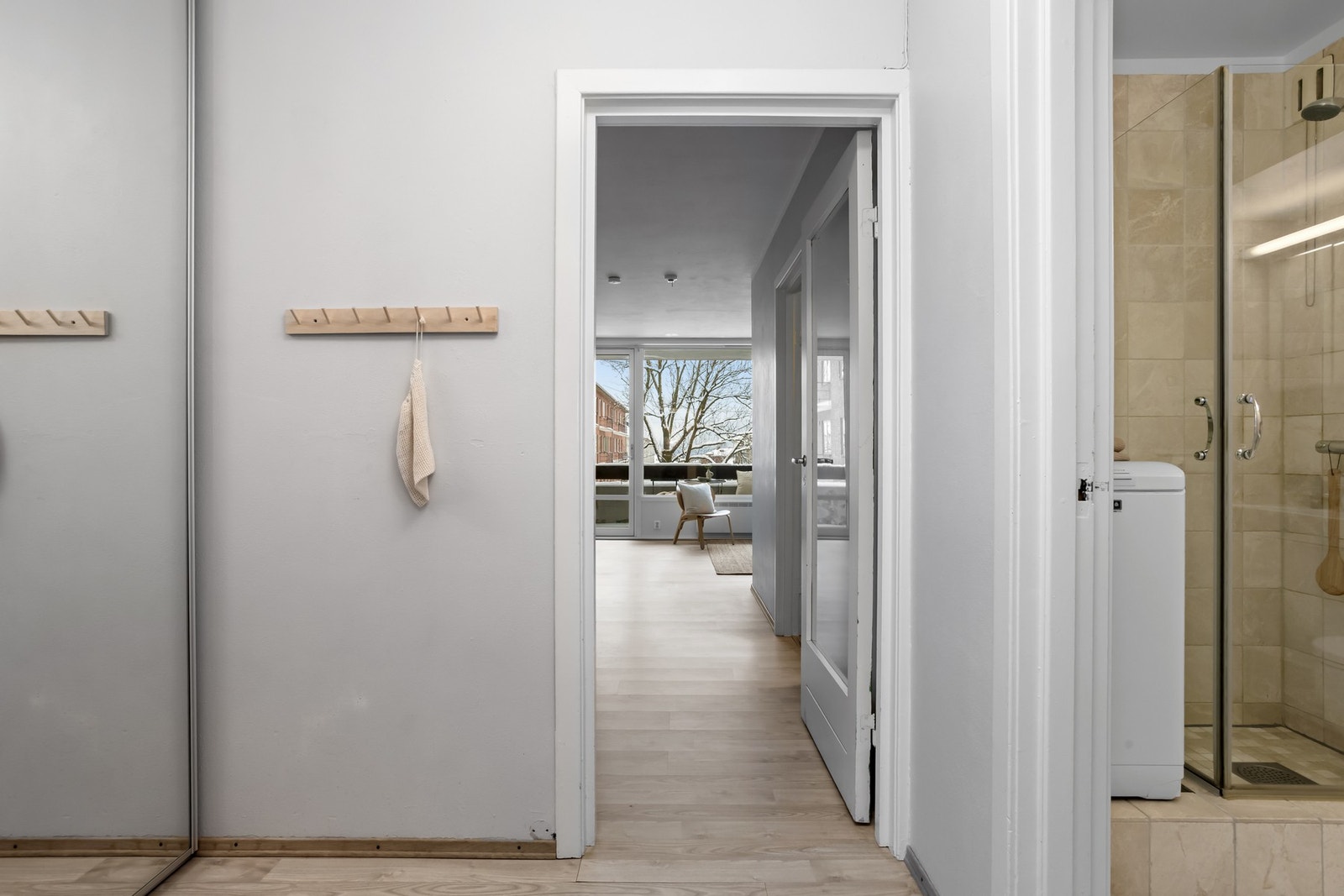 Gang med skyvedørsgarderobe og god plass til yttertøy. Galleribilde