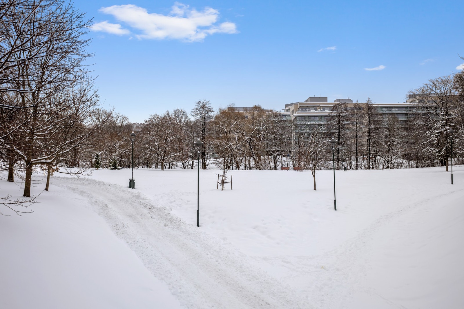 Leiligheten har en sentral, men allikevel tilbaketrukket beliggenhet på populære Bjølsen, midt mellom Sagene, Torshov og Sandaker. Galleribilde
