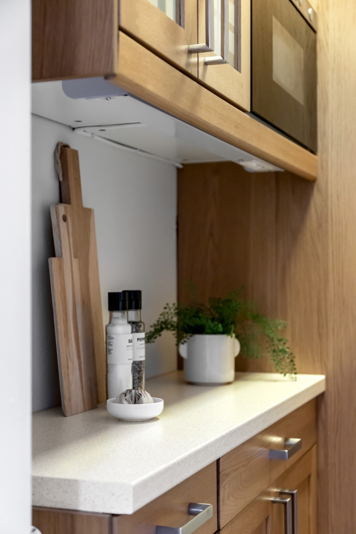 Kjøkkeninnredning fra 2011 med profilerte fronter og benkeplate av laminat. Galleribilde