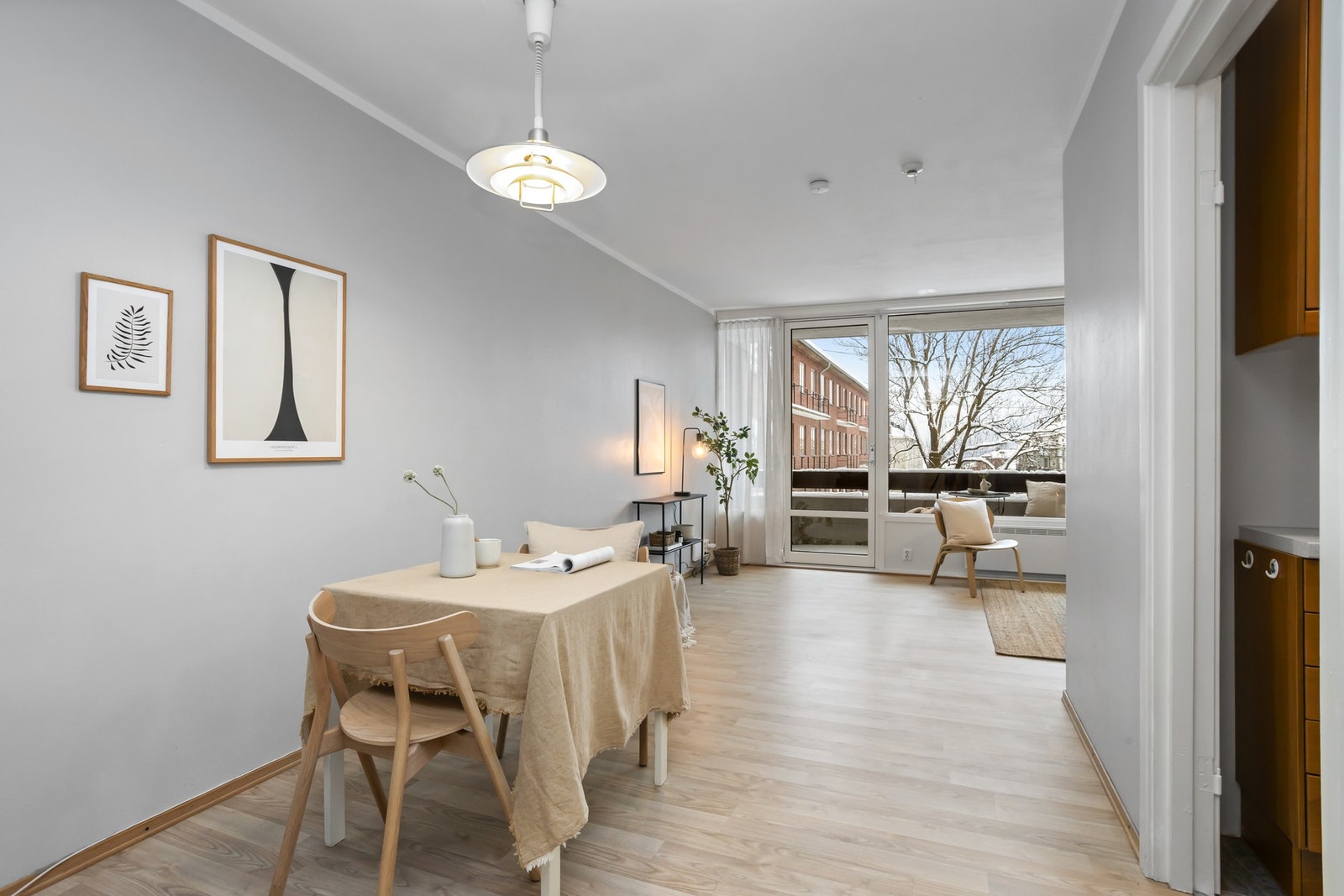 Det er en naturlig plass for spisebordet i forlengelsen av kjøkkenet. Galleribilde