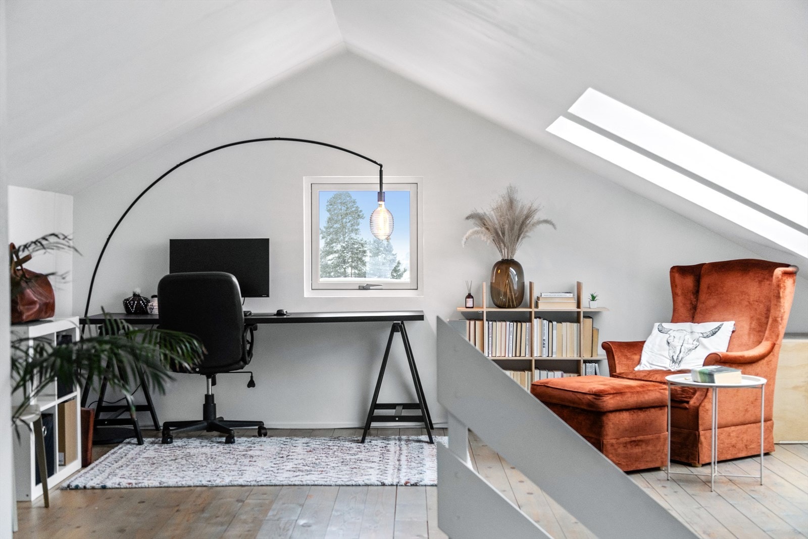 De store Velux takvinduene ble satt inn i 2017 og skaper en sval og herlig atmosfære på sommerstid. Galleribilde