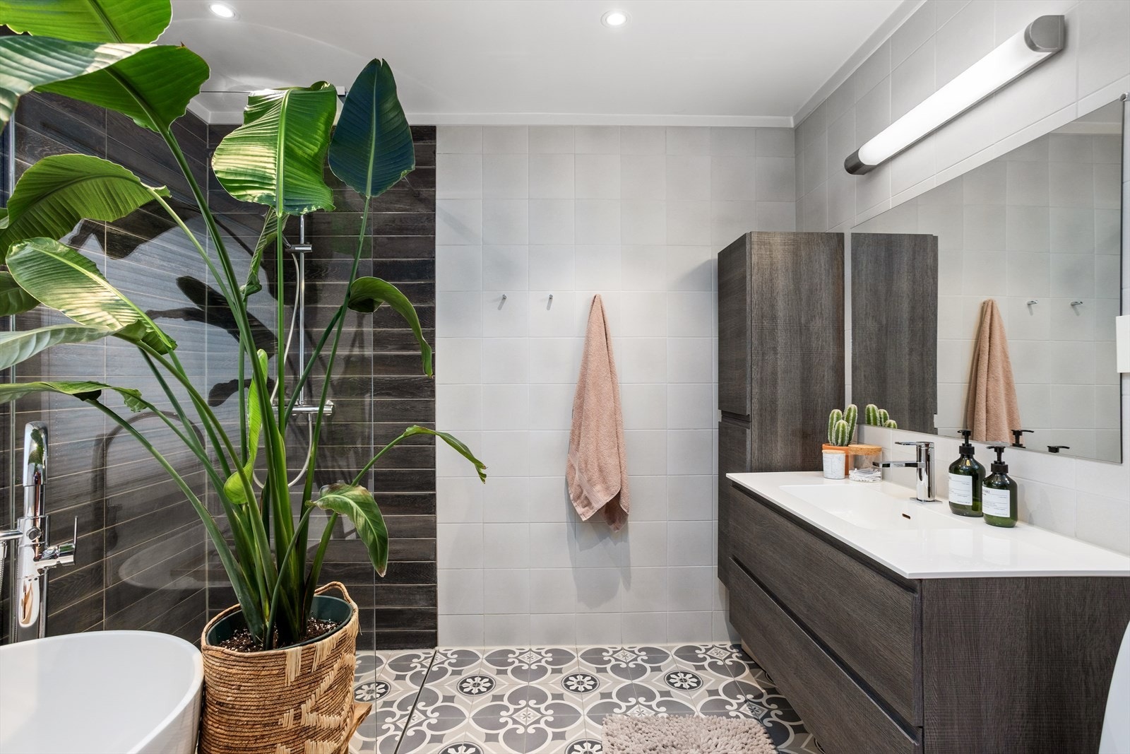 Badet ble oppgradert i regi av fagfolk i 2016 og er innredet med en moderne baderomsinnredning med glatte fronter, heldekkende servant, speil med overliggende belysning og toalett. Galleribilde