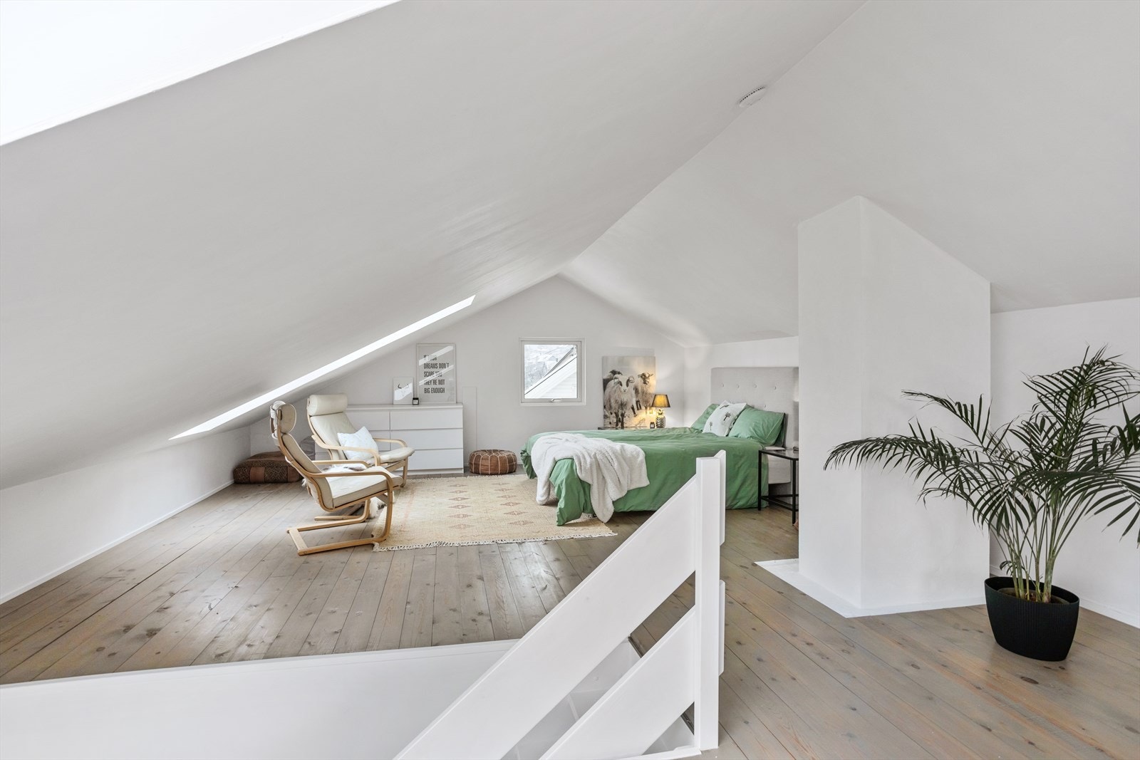 Fra stuen er det adkomst til et romslig loftsrom. Loftsrommet gir ekstra spillerom og privatliv for familiens eldste barn eller om man trenger en ekstra gjesteavdeling. Galleribilde