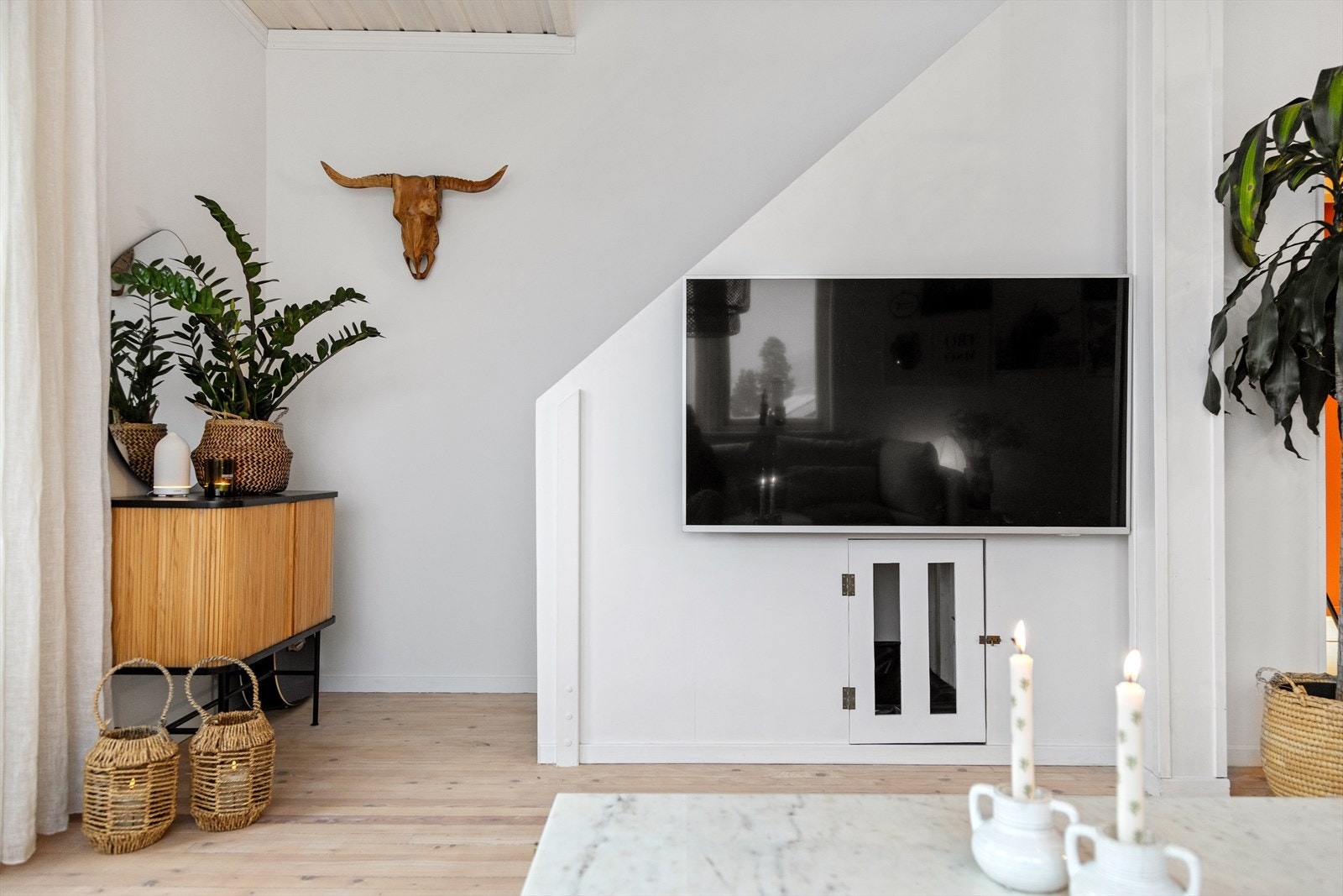 Trappen opp til loftet er kledd igjen, og har gode oppbevaringsplass via to luker. Galleribilde