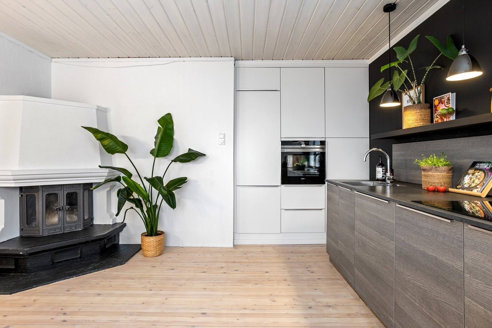 I hjørnet av kjøkkenet finner du en flott peis med innsats (den er i dag koblet fra, men kan enkelt tas i bruk igjen). Galleribilde