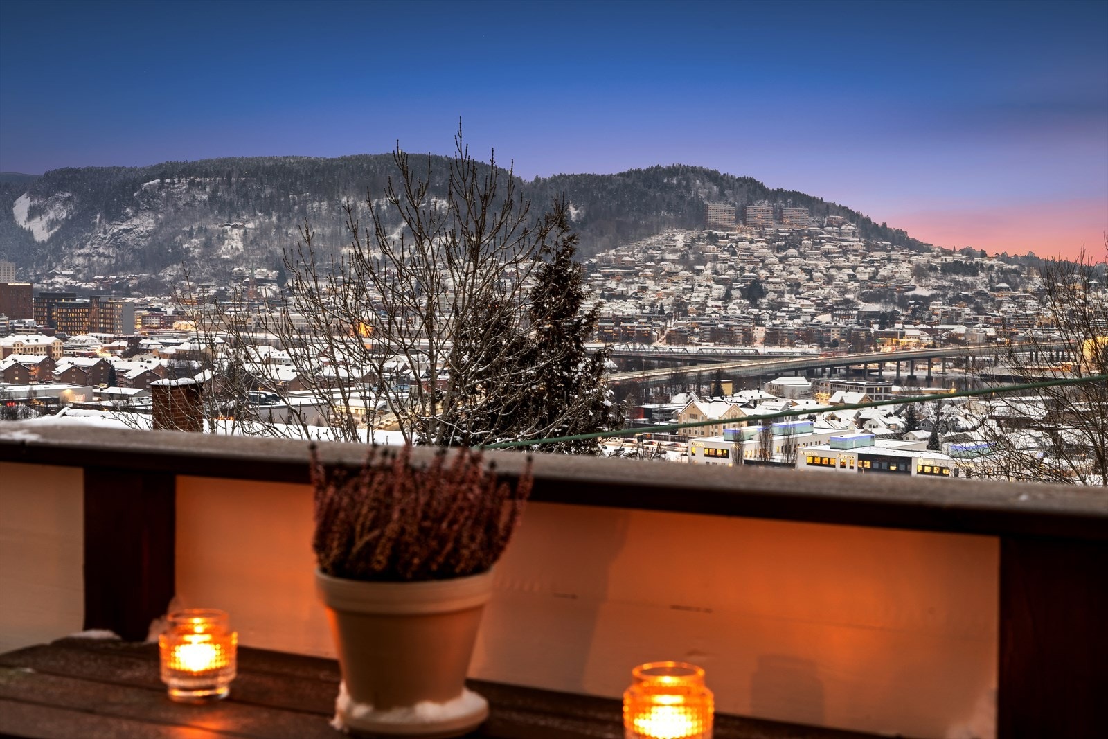 Boligen ligger fint til i høyden med en fantastisk utsikt! Galleribilde