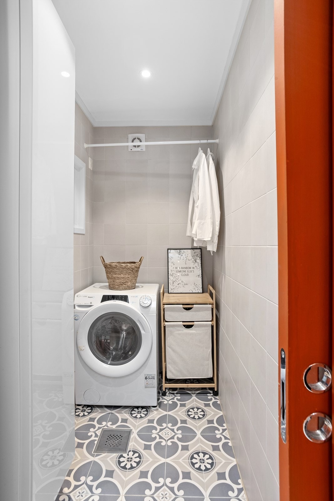 Boligen har også et separat vaskerom fra 2016. Vaskerommet er delikat flislagt i samme utførelse som badet. Galleribilde