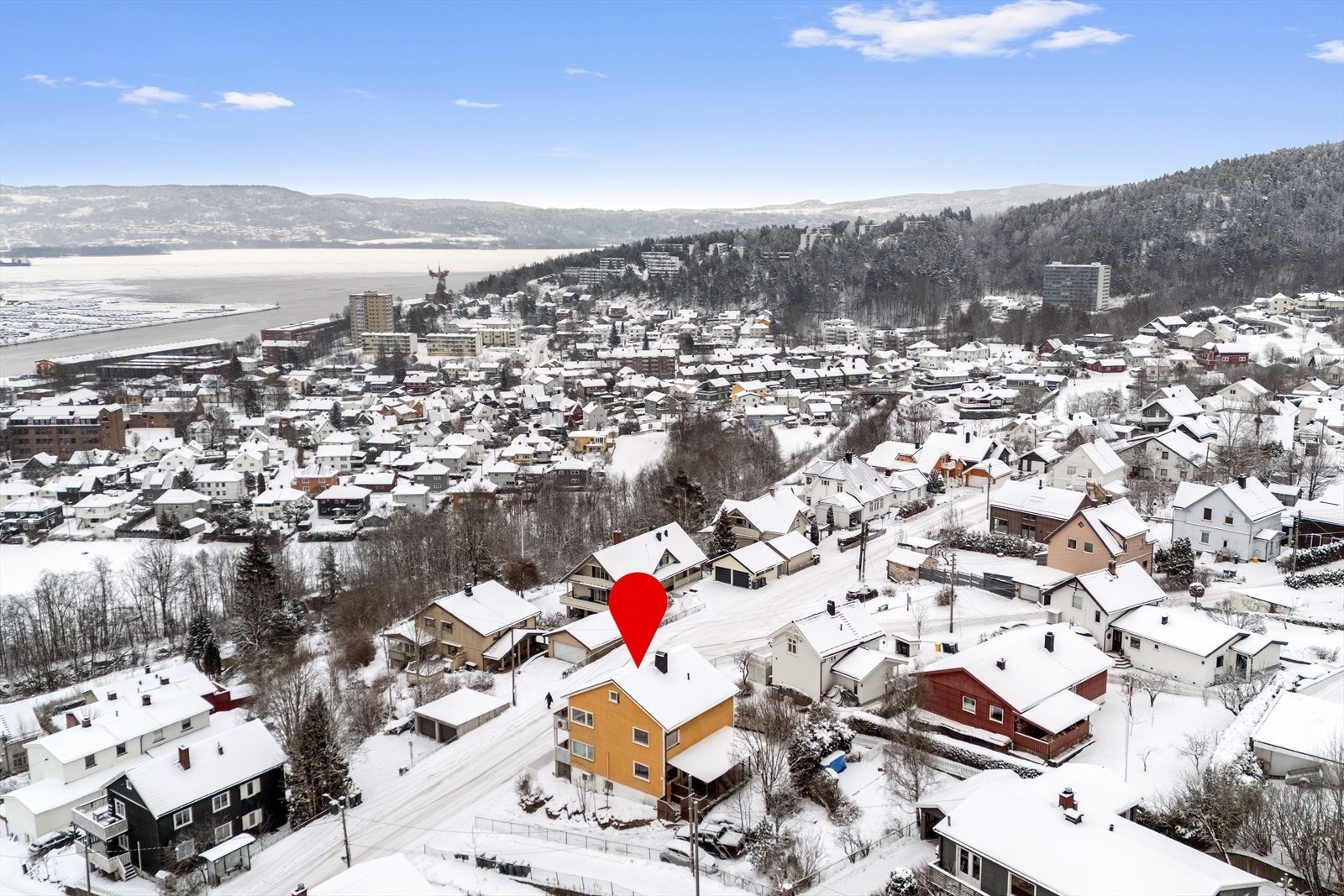 Fra boligen er det kort avstand til Drammen stasjon har veldig gode tog- og bussforbindelser. Ca. 36 minutter med tog fra Drammen til Oslo. Ca. 60 minutter med flytog fra Drammen til Gardermoen. Galleribilde