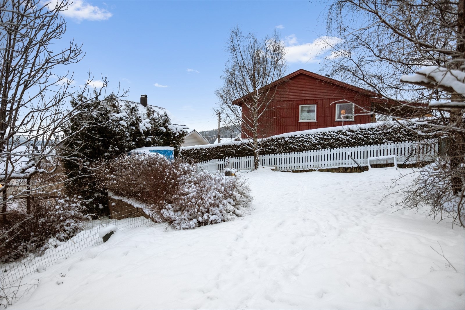 Muntlig avtale med seksjon 1 om deling av hagen. Sørligste delen av hagen benyttes og disponeres av seksjon 2. Galleribilde