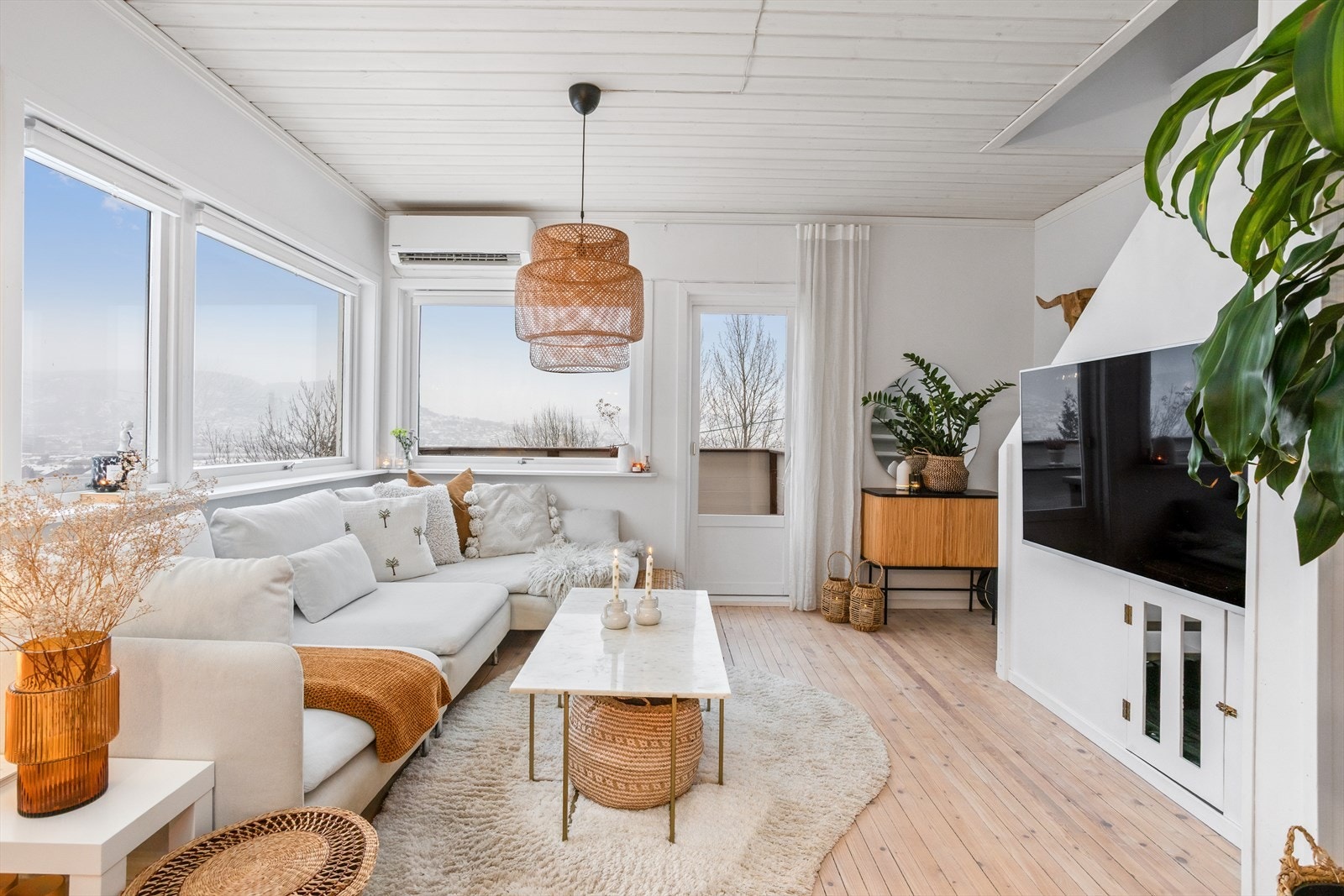 Stuen har mange store vindusflater som slipper inn rikelig med naturlig lys og gir et fantastisk, fritt utsyn. Galleribilde