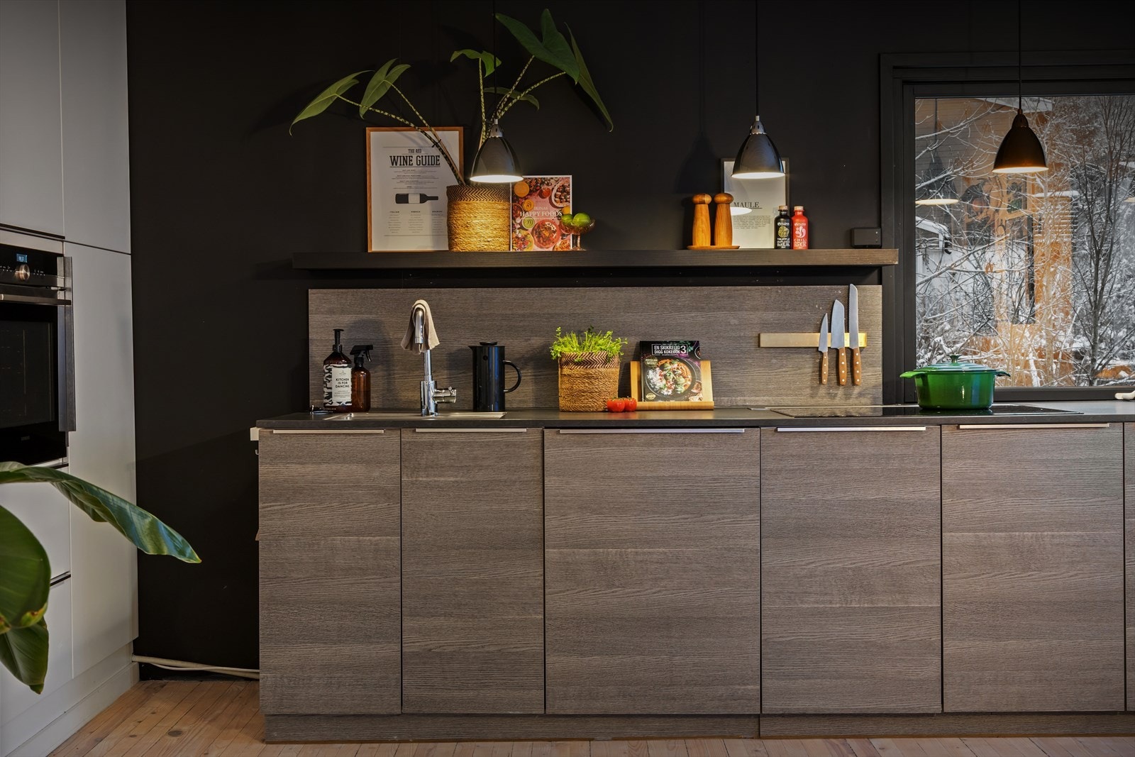 Lekker kjøkkeninnredning fra Kvik, montert i 2016 med åpen løsning mot stuen. Galleribilde