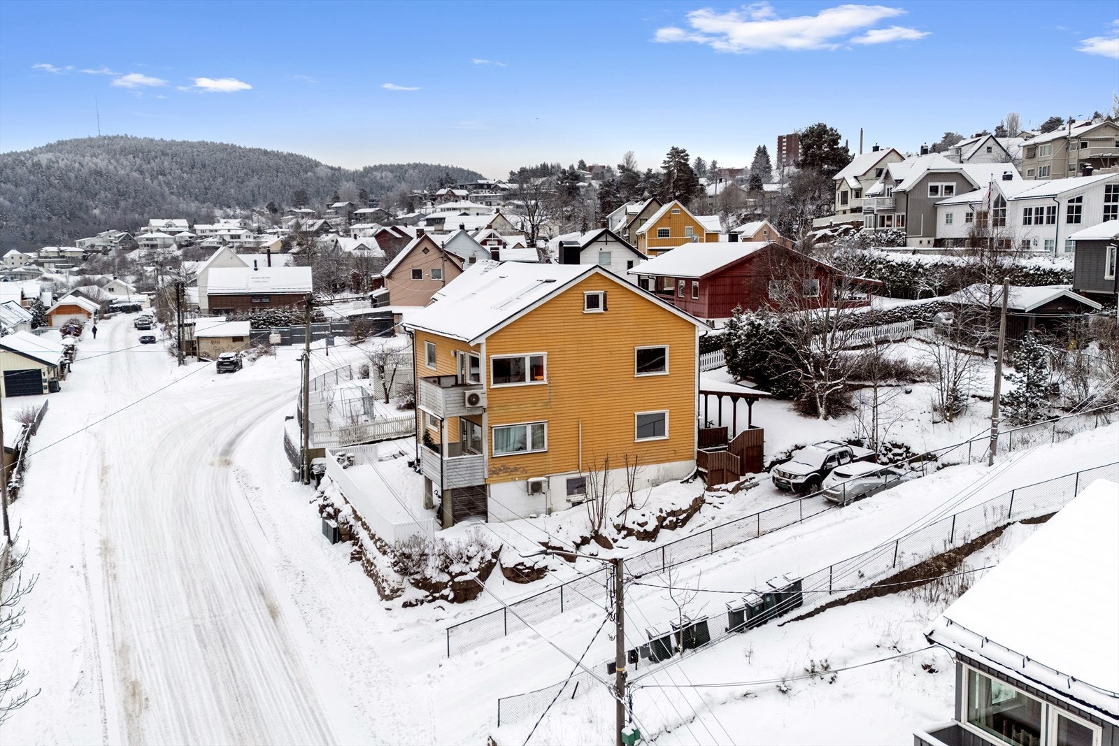 Austad har nærhet til skoler, barnehager, offentlig kommunikasjon i tillegg til et rikt utvalg av fasiliteter og servicetilbud. Galleribilde