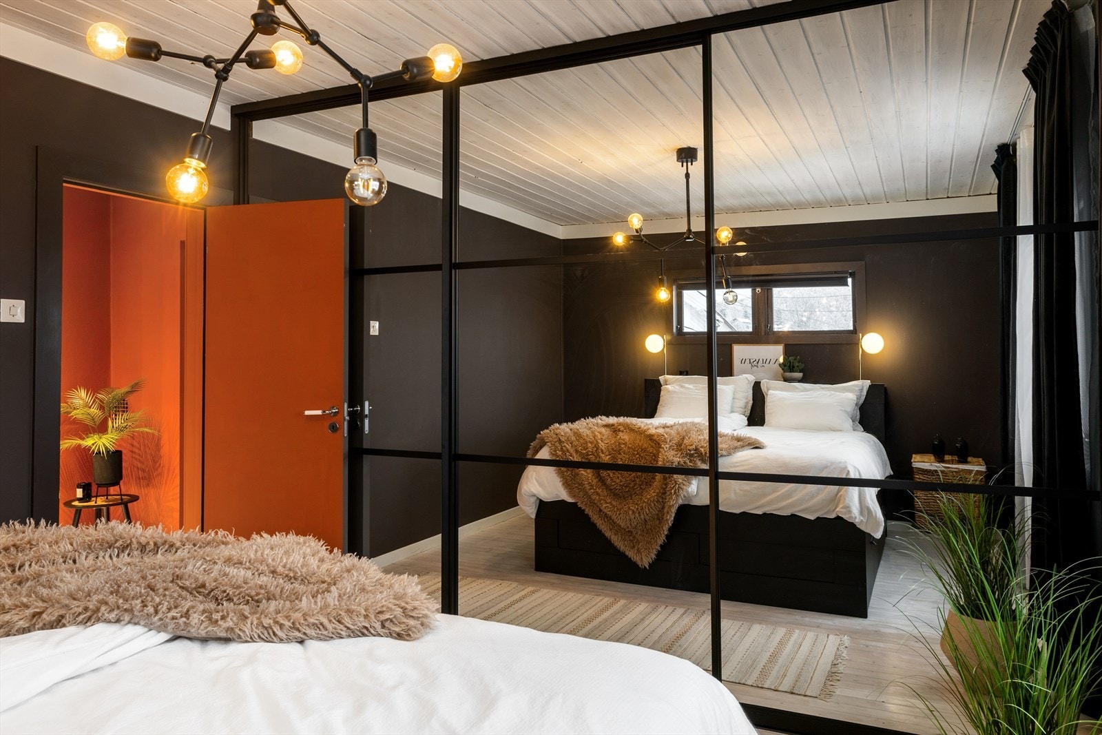 Soverommet har godt med oppbevaringsplass i skyvedørsgarderobe med speil. Galleribilde