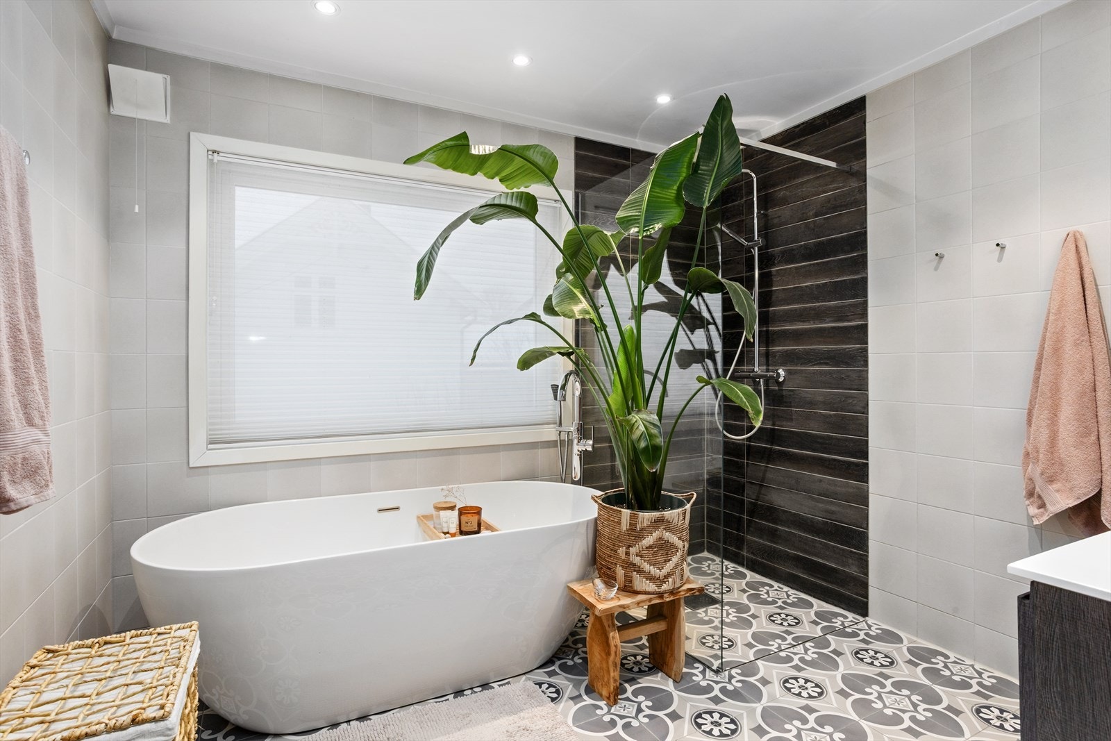 Boligen har et delikat flislagt baderom med behagelig gulvvarme og downlights i himling. Galleribilde