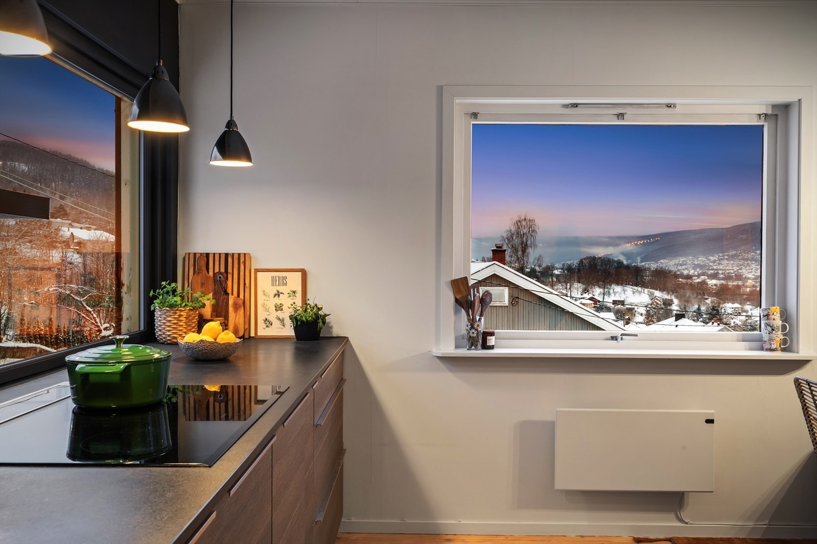 Kjøkkenet har godt lysinnslipp via store vindusflater med hyggelig utsyn. Galleribilde