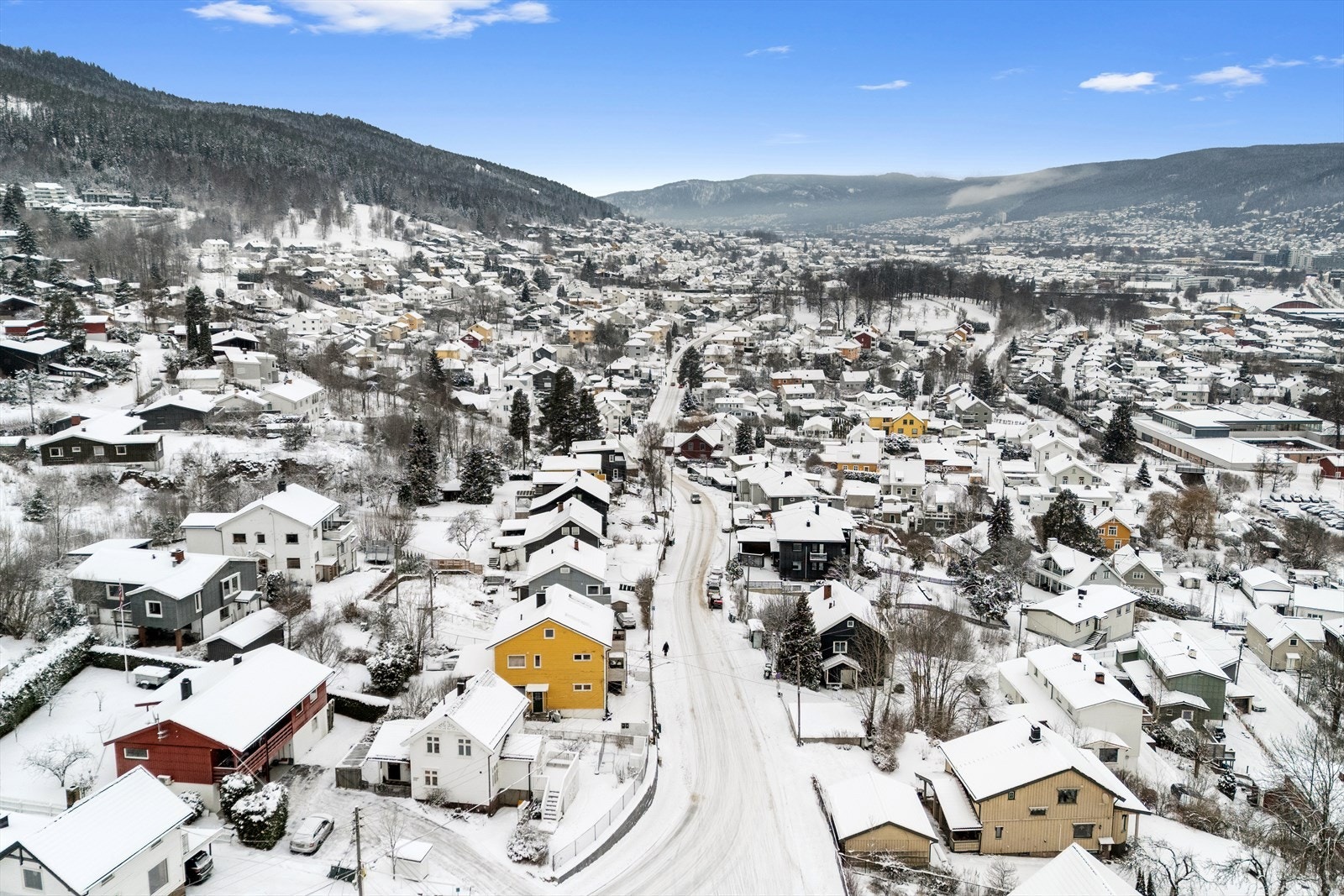 Det er kort gangavstand til idylliske grøntområder med fine turstier på "Bikkjestykket" ved Austad gård. Galleribilde