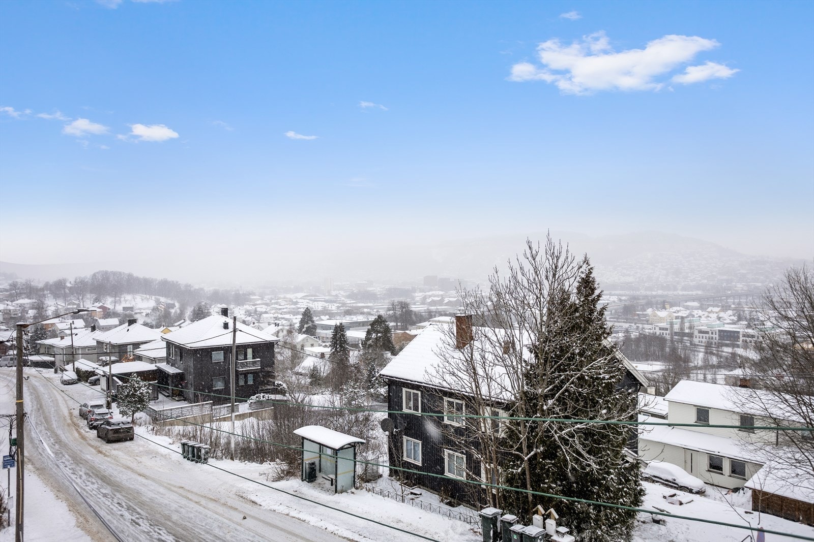 Veletablert boligfelt med kort vei til både sentrum, buss, skoler og flotte turmuligheter i marka. Galleribilde