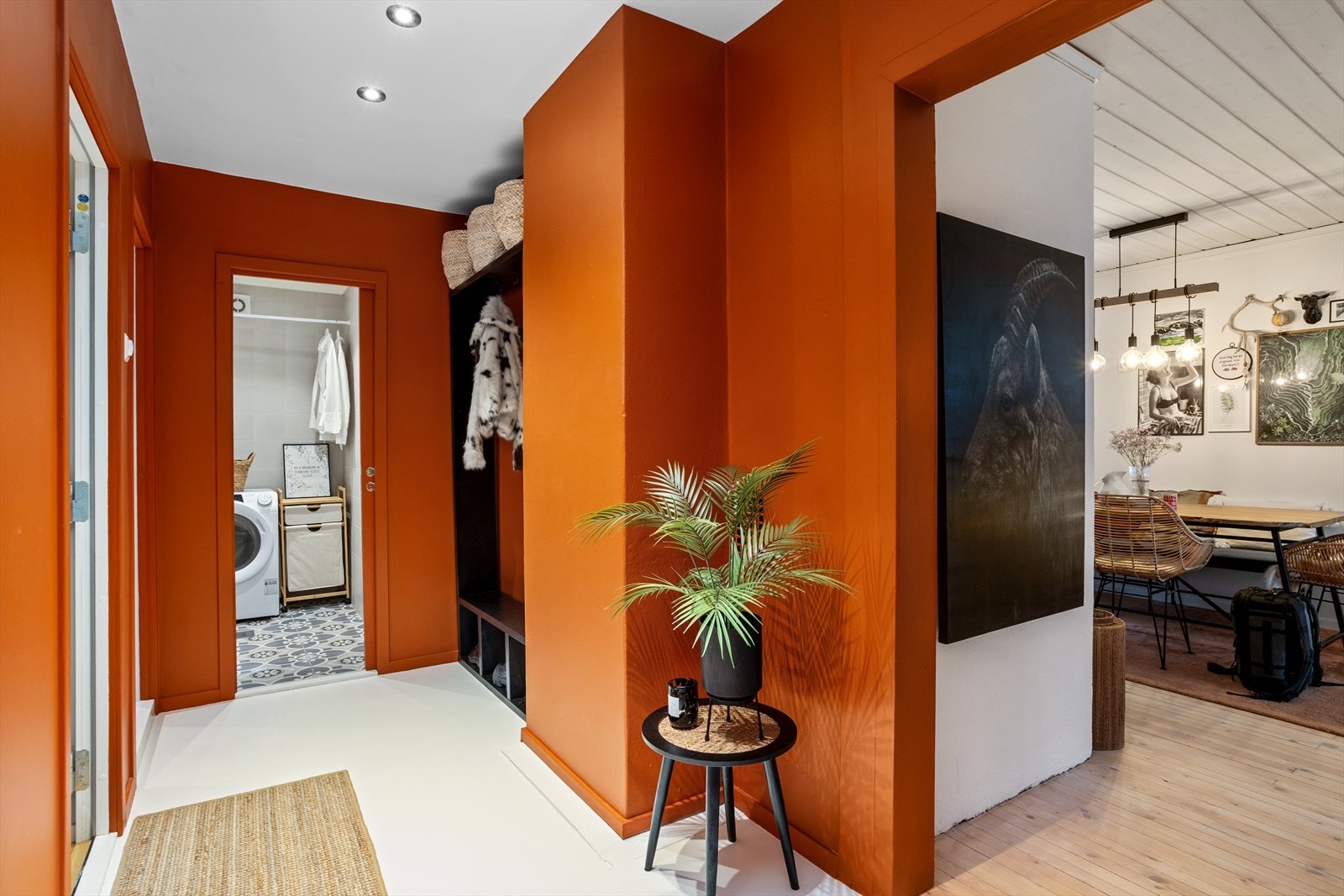 Boligen har et hyggelig inngangsparti og deler felles trappegang. Galleribilde