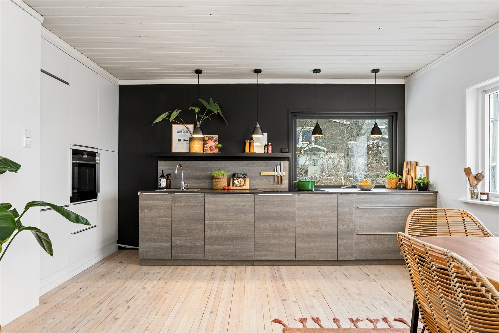 Kjøkkeninnredningen har glatte fronter, laminert benkeplate, nedfelt oppvaskkum og avtrekksvifte over kokesone med hev-/ og senkefunksjon. Galleribilde