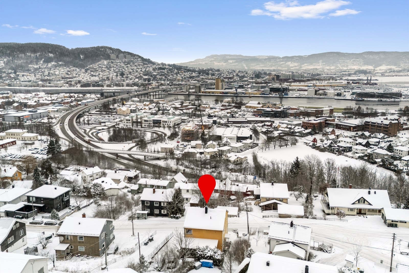 Området har nærhet til skoler, barnehager, offentlig kommunikasjon, samt et rikt utvalg av fasiliteter og servicetilbud. Galleribilde