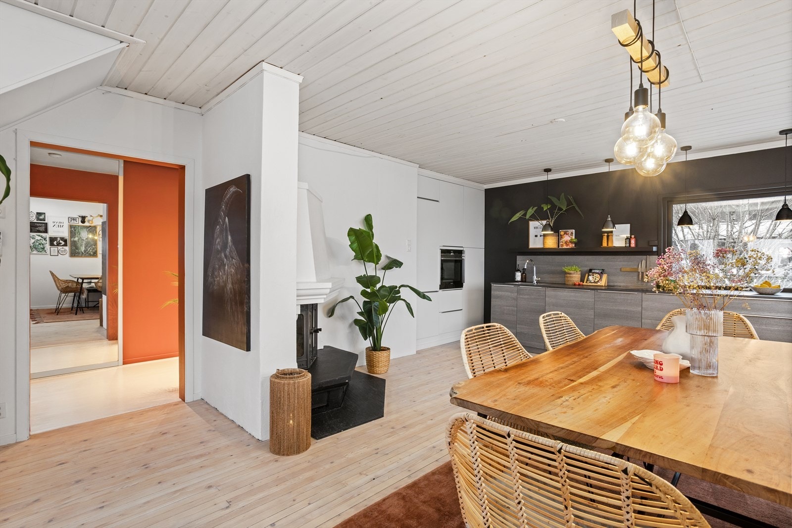 Koselig stue med mye lysinnslipp via store vindusflater. Galleribilde