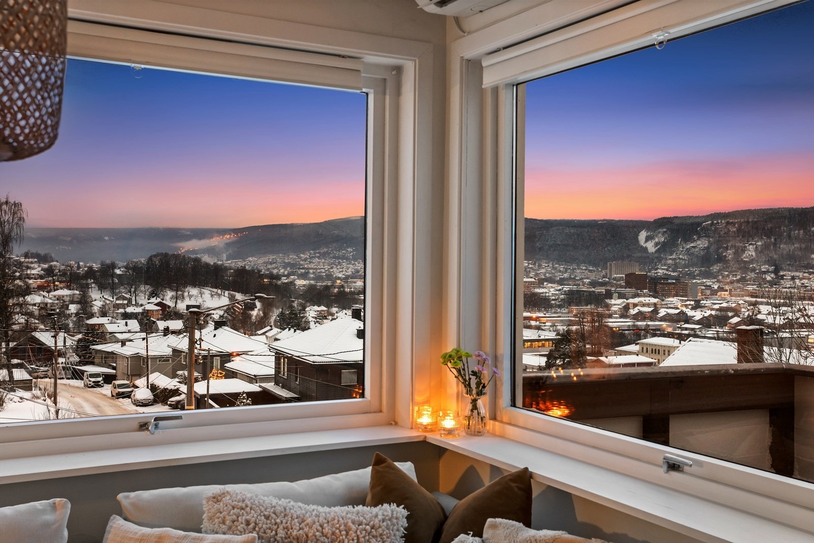 Meget innbydende halvpart av tomannsbolig. Fantastisk utsikt. Balkong. P-plass. Kort vei til sentrum, tog og marka! Galleribilde