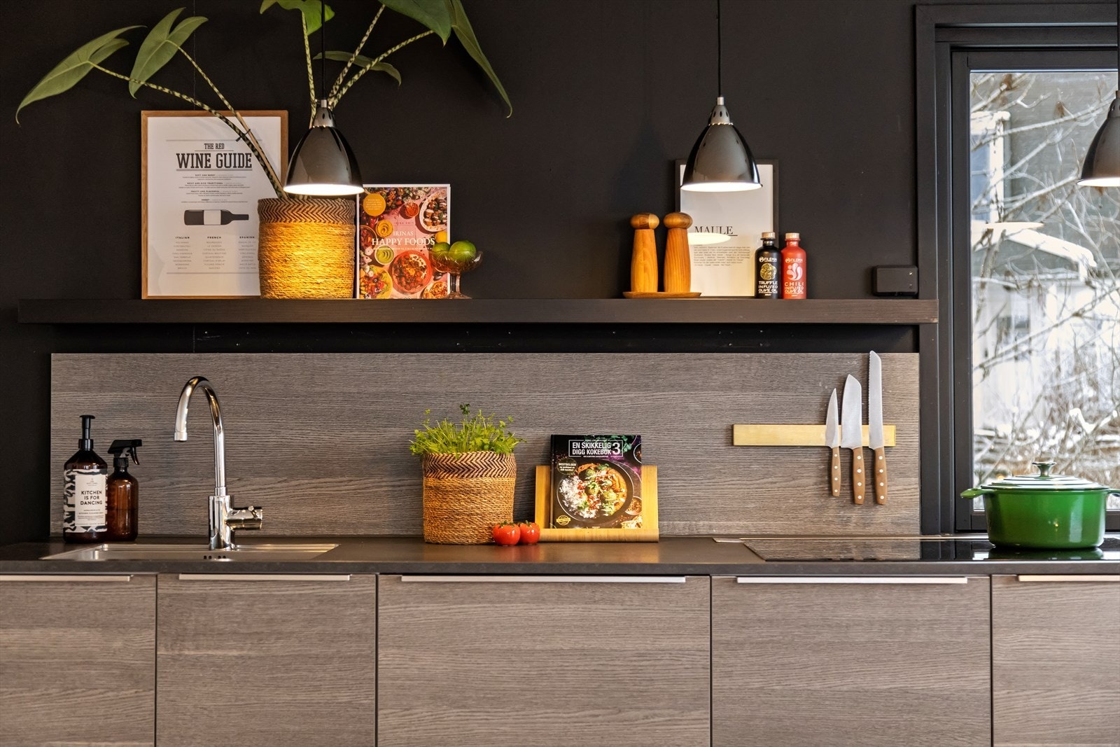 Integrerte hvitevarer som stekeovn, bred induksjonstopp, oppvaskmaskin, kjøleskap og fryser medfølger boligen ved salg. Galleribilde