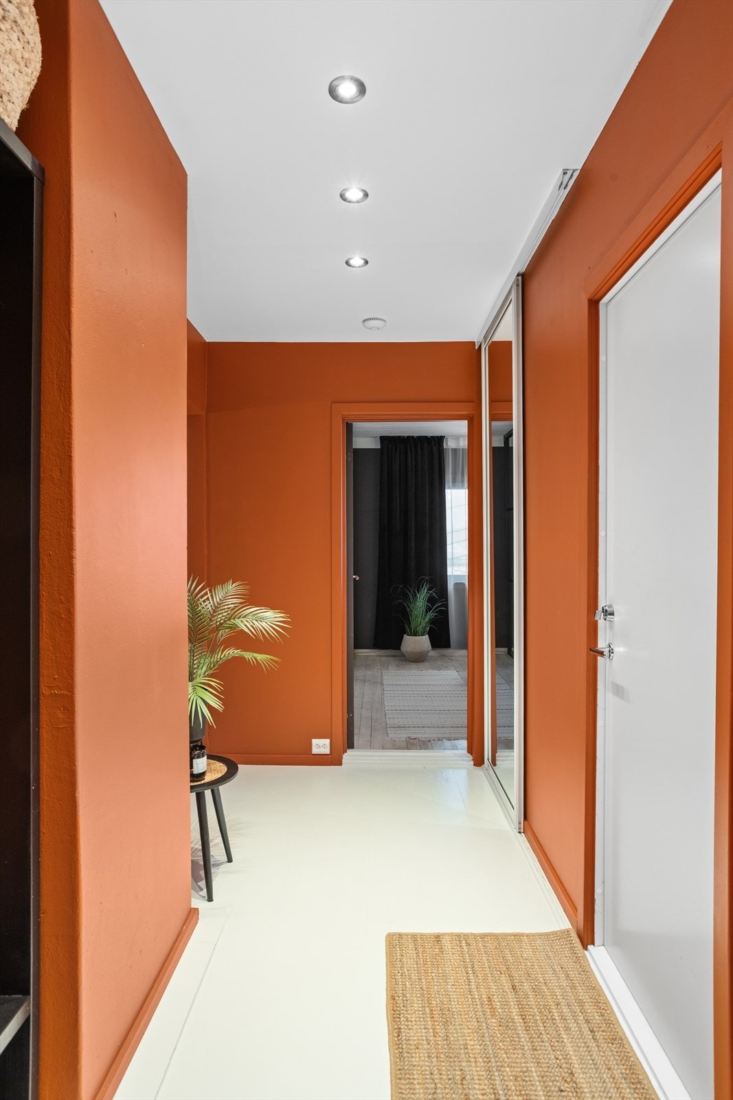 Romslig entré med god plass til å henge fra seg ytterklær og sette fra seg sko både i garderobenisje, og i garderobe med skyvedør. Galleribilde